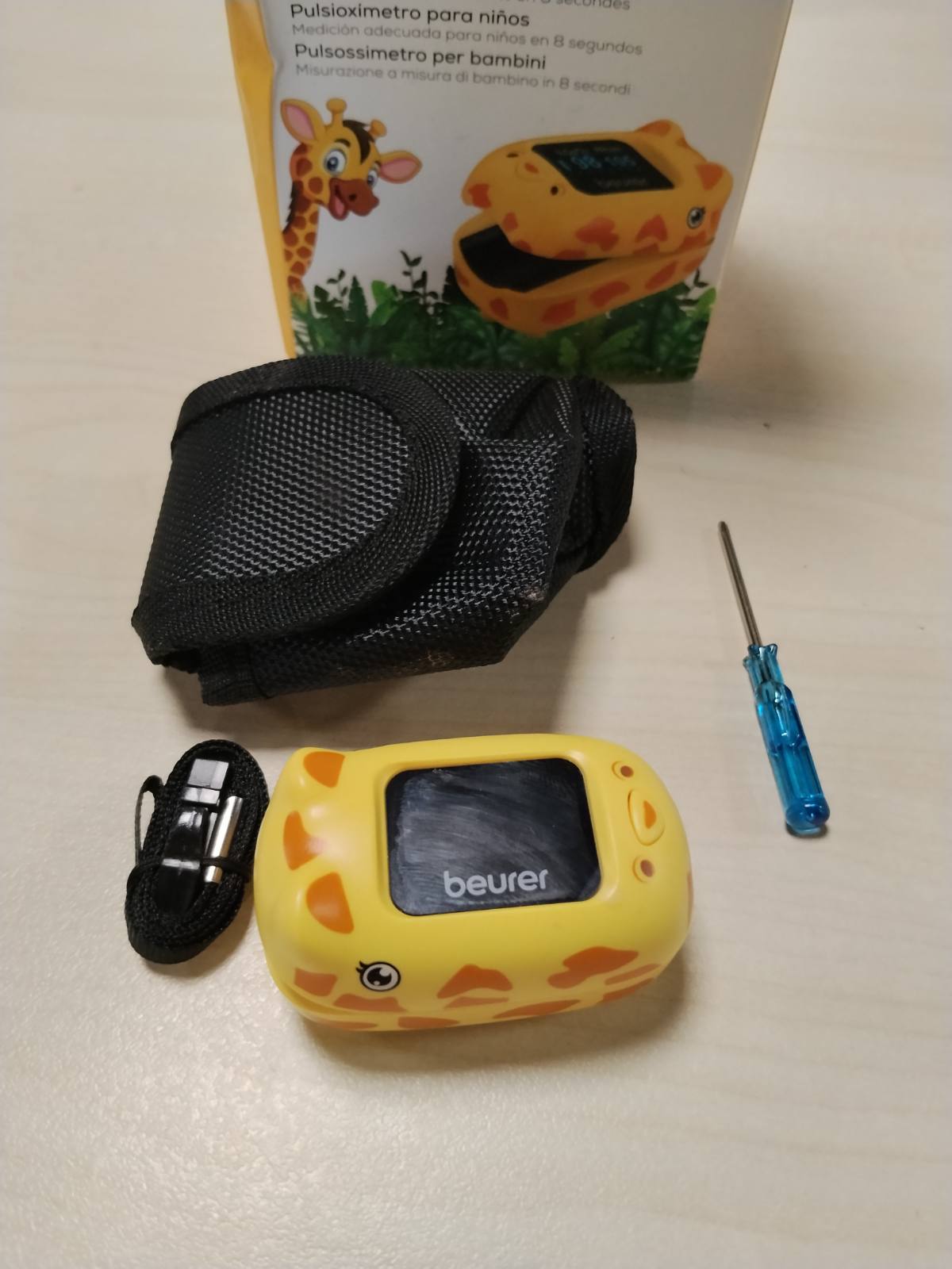 298260 - BEURER PO 13 Kids, oksimetër pulsi me gisht për fëmijë, mat pulsin dhe ngopjen e oksigjenit, madhësi e vogël, shtrirje automatike e ekranit, me qese rripi