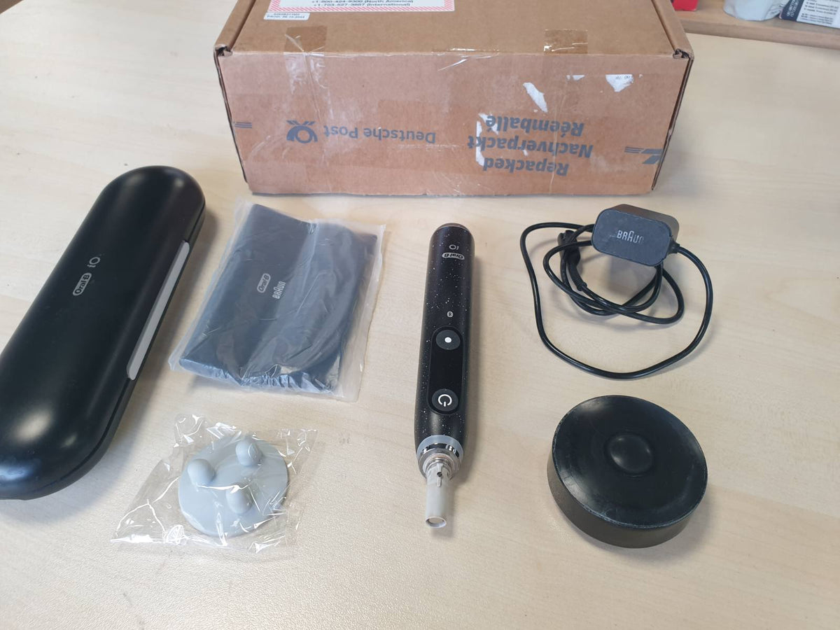 301540 - ORAL-B Furçë dhëmbësh elektrike iO 10, e zezë, 3 koka furçe, 1 kuti karikimi për udhëtim