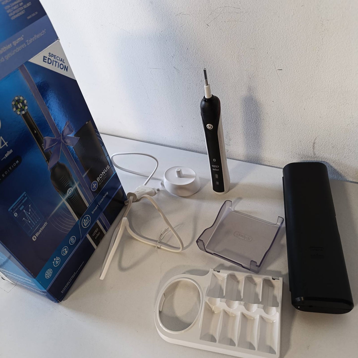 315227 - rçë dhëmbësh elektrike Smart 4 me dorezë të rikarikueshme, teknologji Braun, 2 koka furçe zëvendësuese, lidhje Bluetooth dhe çantë udhëtimi, 4500N - e zezë