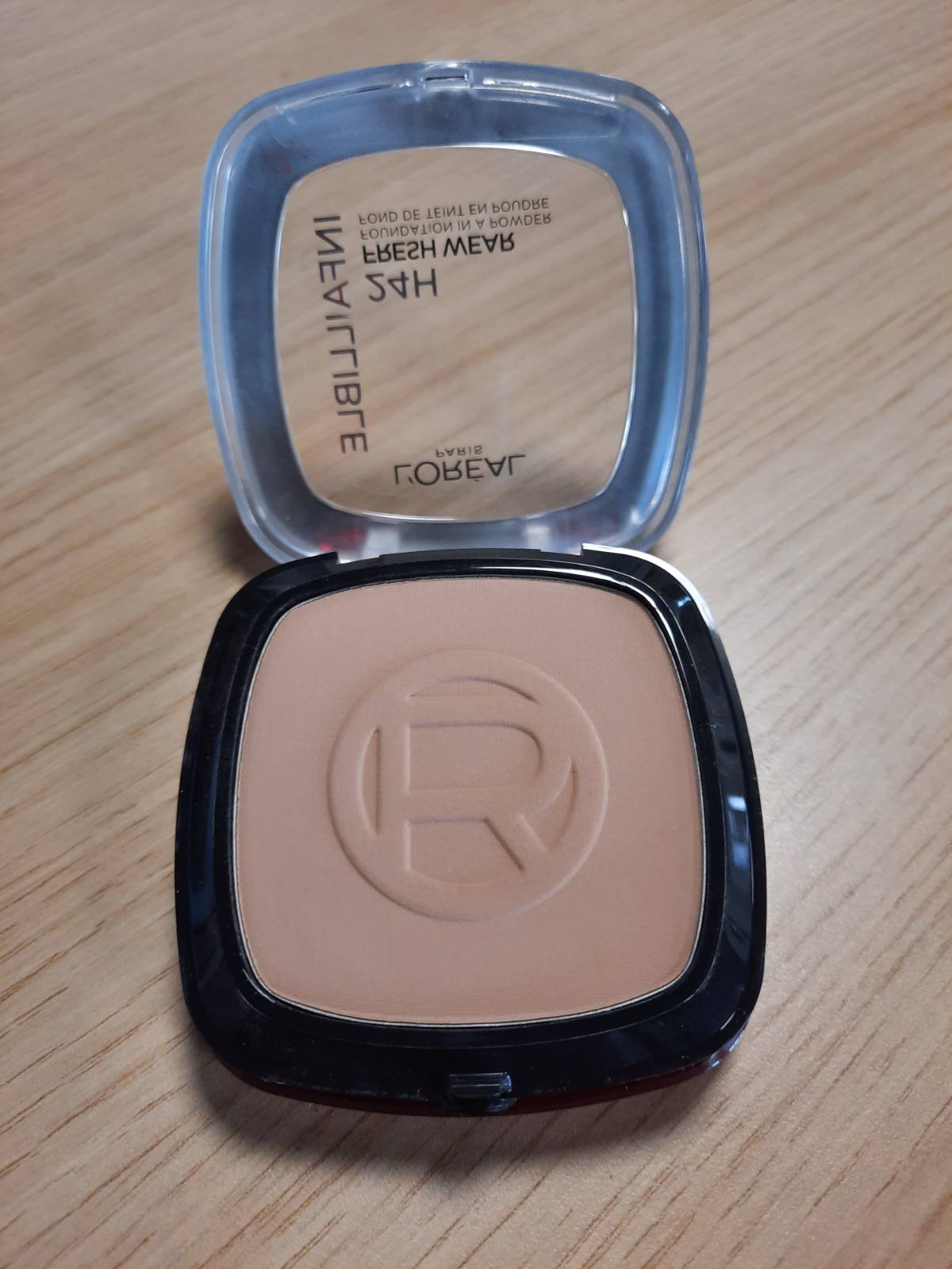 317840 - L'ORÉAL PARIS Fondatinë Pudre me Qëndrueshmëri të Gjatë - E papërshkueshme nga uji - Nuanca: Bezhë e Artë (140) - 9 g
