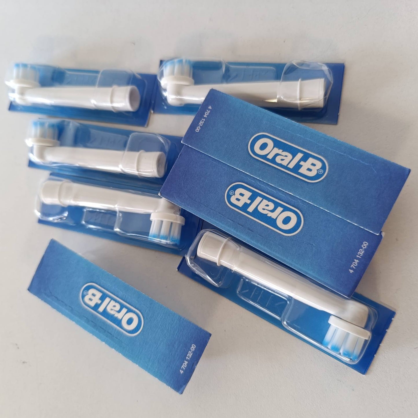 316180 - ORAL-B Koka furçash dhëmbësh elektrike Sensitive Clean, pako me 8, të bardha, madhësia e një kutie postare