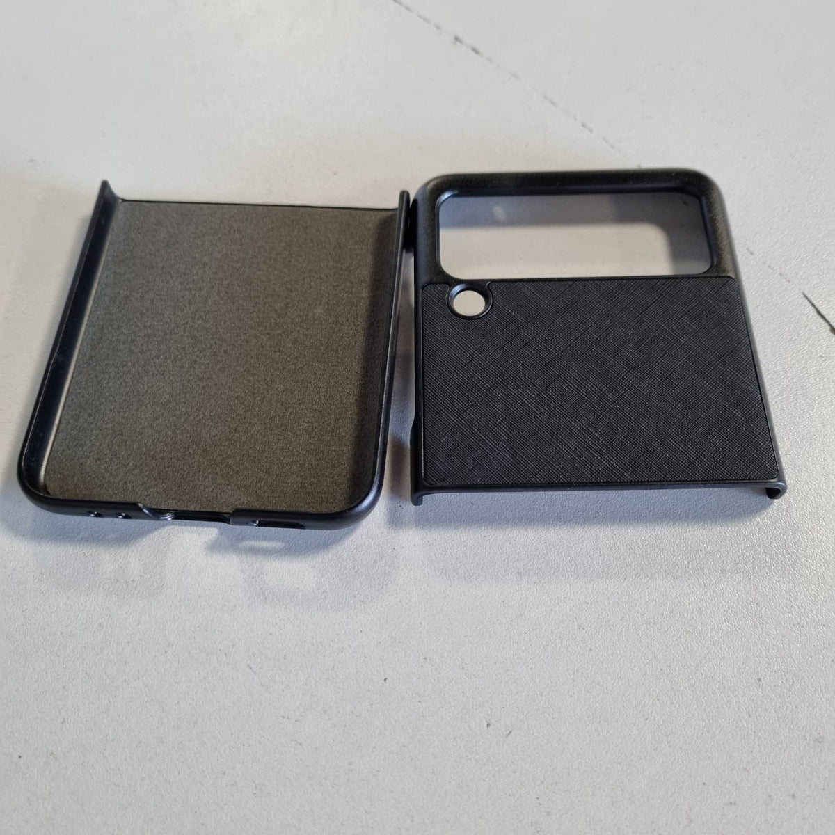 296462 - KWMOBILE Mbrojtëse për Samsung Galaxy Z Flip 3 5G, Lëkurë Artificiale, E Zezë