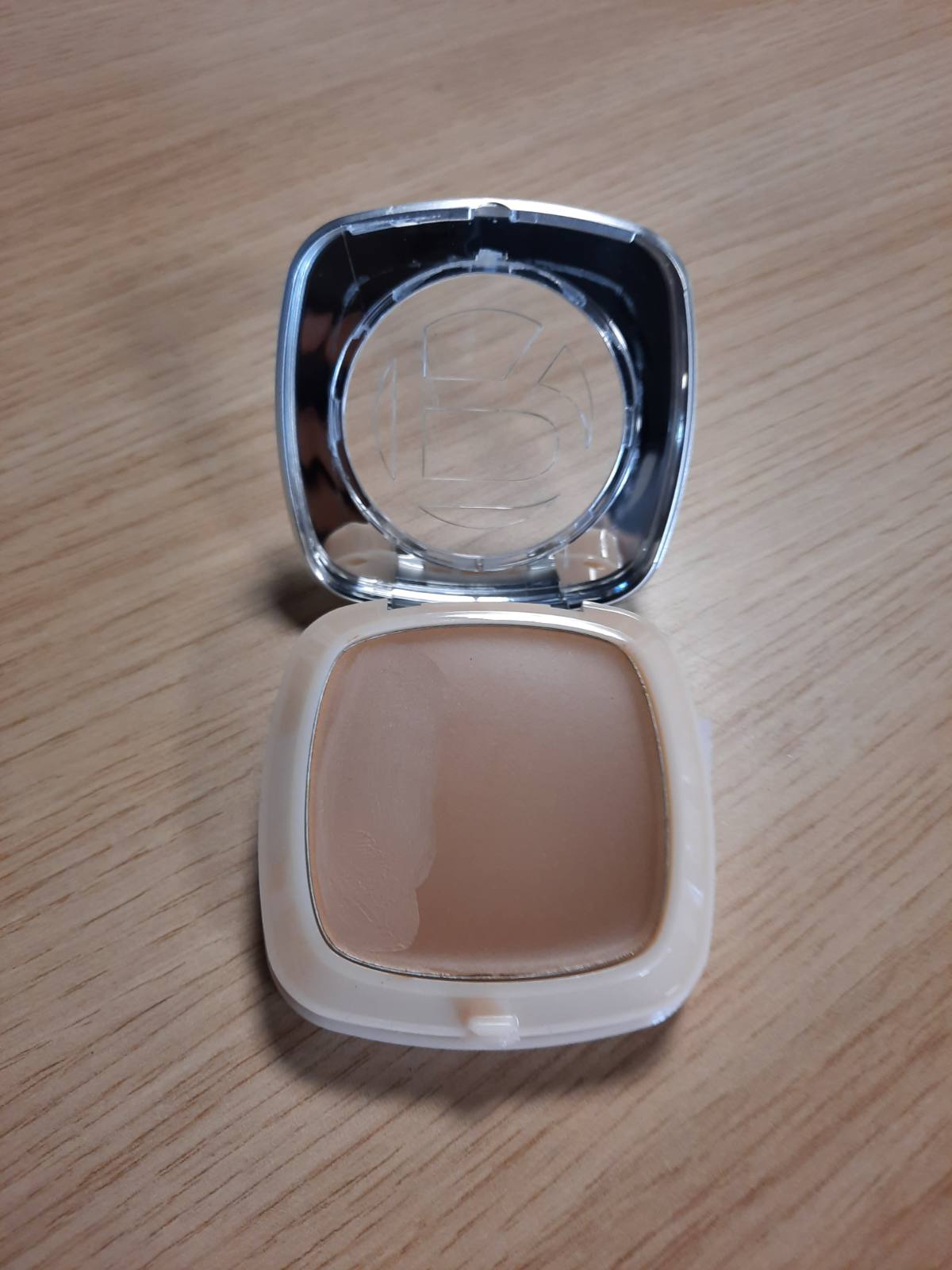 297187 - L'ORÉAL PARIS Balsam me Ngjyrë Hyaluron True Match, 30ml, me Acid Hialuronik, 4 Ngjyrë të Lehta dhe të Mesme