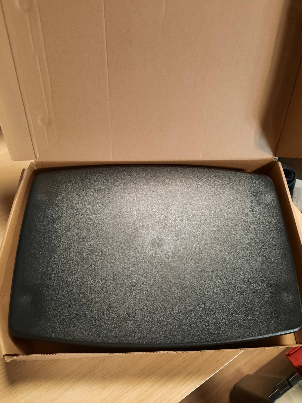 295340 - AMAZON BASICS Mbështetëse drejtkëndëshe e rregullueshme për monitor kompjuteri tavoline, e zezë, e përshtatshme për monitorë dhe laptopë deri në 22 paund