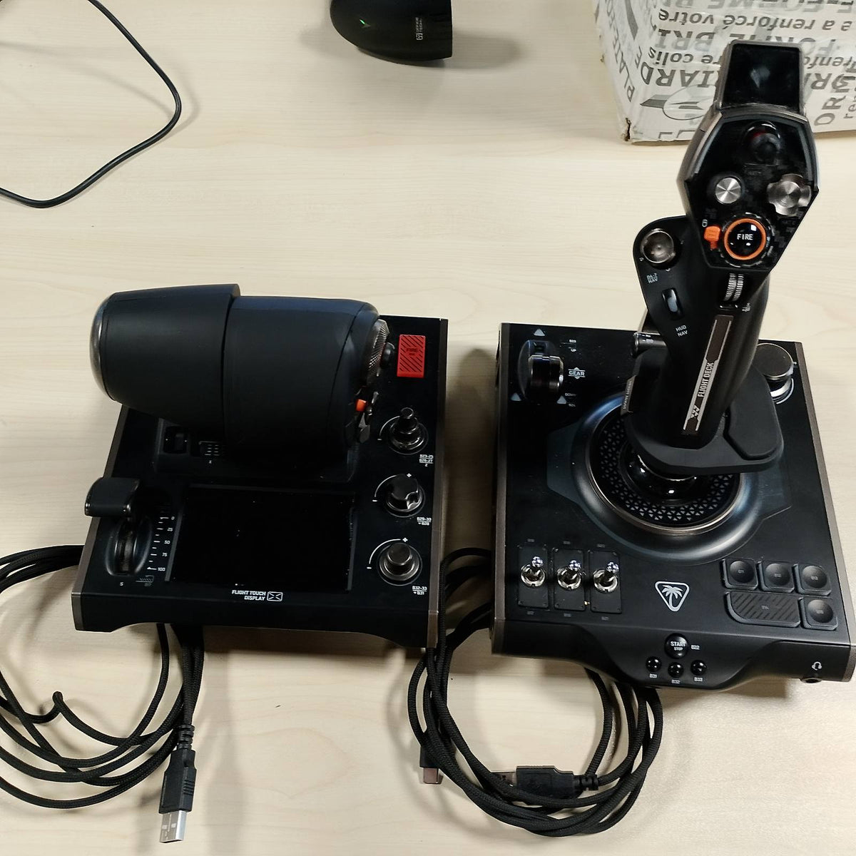 295008 - TURTLE BEACH VelocityOne Flightdeck Sistemi Universal i Simulimit të Fluturimit HOTAS, Joystick dhe Gaz me Ekran Prekje, HUD i Montuar në Stick, Sensorë Pa Kontakt