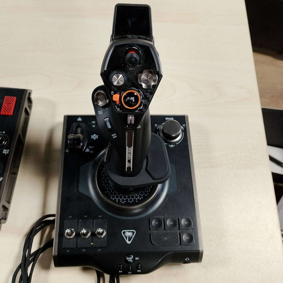 295008 - TURTLE BEACH VelocityOne Flightdeck Sistemi Universal i Simulimit të Fluturimit HOTAS, Joystick dhe Gaz me Ekran Prekje, HUD i Montuar në Stick, Sensorë Pa Kontakt