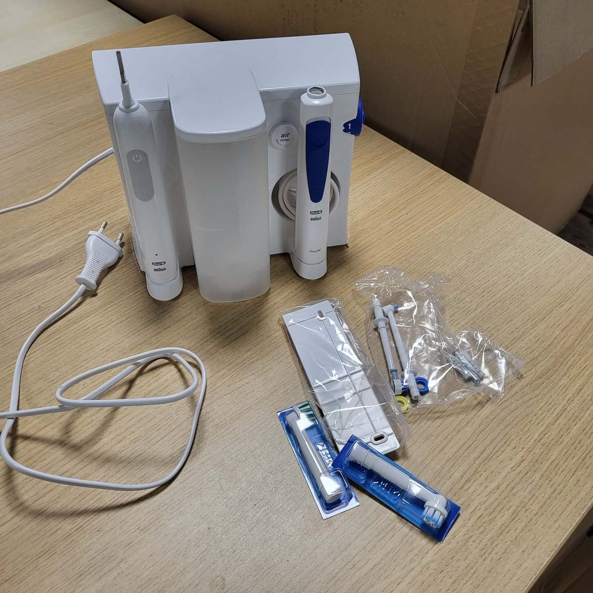 301641 - ORAL-B Pastrues dhëmbësh me ujë Center, teknologji Oxyjet, 2 gryka zëvendësuese, 3 mënyra për kujdesin oral, e bardhë