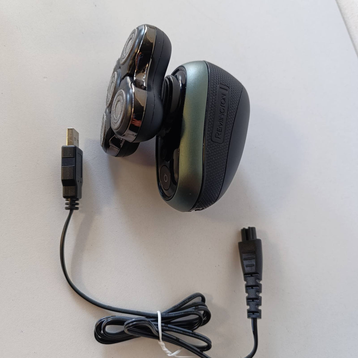 300372 - REMINGTON Makinë rroje elektrike për flokë tullace për meshkuj, funksioni Turbo Boost, me 5 koka rroje, rruajtje e butë maks. 0.2 mm, dhomë për mbledhjen e qimeve, prerës detajesh, rezistente ndaj ujit, model XR1600