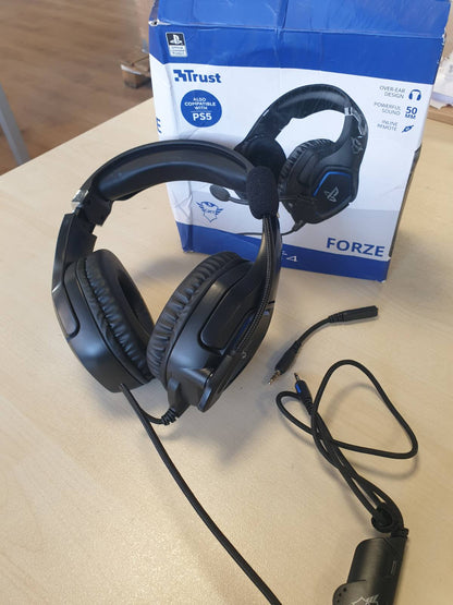 299404 - TRUST GAMING Kufje Lojërash GXT 488 Forze me Licencë Zyrtare për PS4 dhe PS5, Mikrofon të Palosshëm Fleksibël, Heshtje Mikrofoni, Kontroll Volumi në Linjë, E Zezë