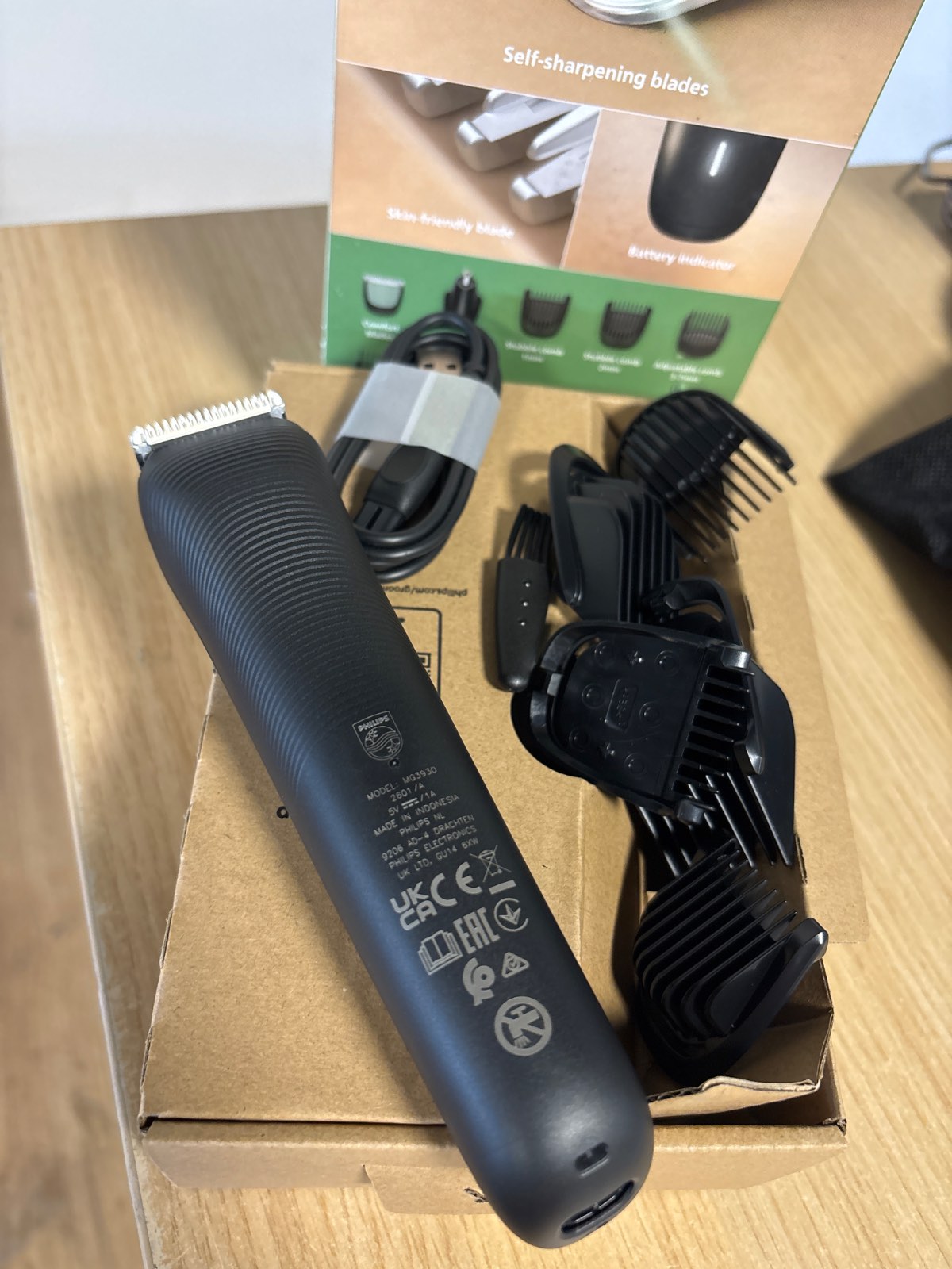 316215 - PHILIPS Makinë prerëse gjithçka-në-një Multigroom Series 3000, 7 aksesorë, MG3930/15, tehe vetë-mprehëse, 10 gjatësi prerjeje
