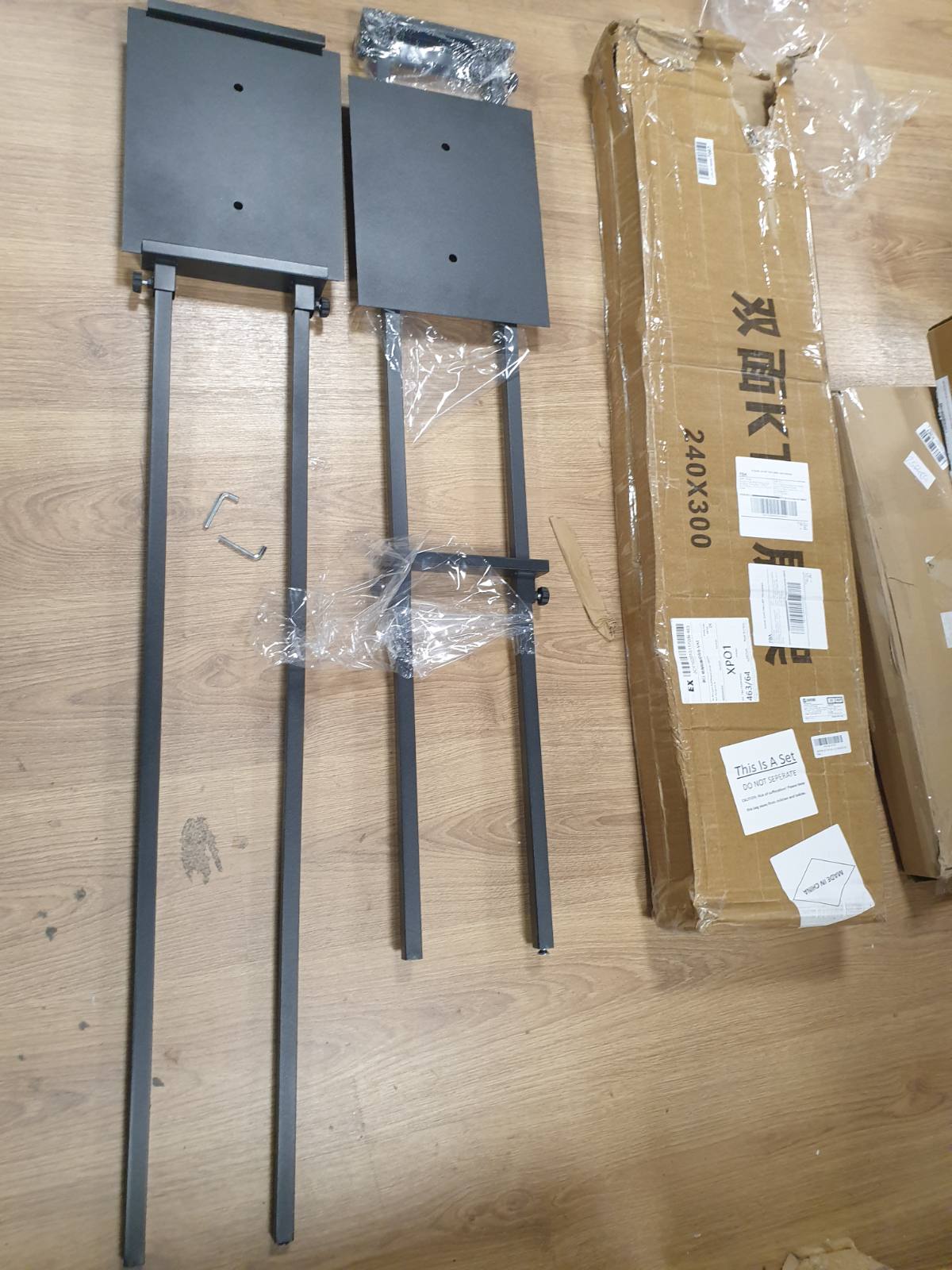 256020 - QWORK® Set me 2 stenda ekspozimi me dy anë, stenda informacioni të rregullueshme për evente dhe fushata reklamuese, përshtatshme për lartësi tabelash nga 12 cm deri në 210 cm