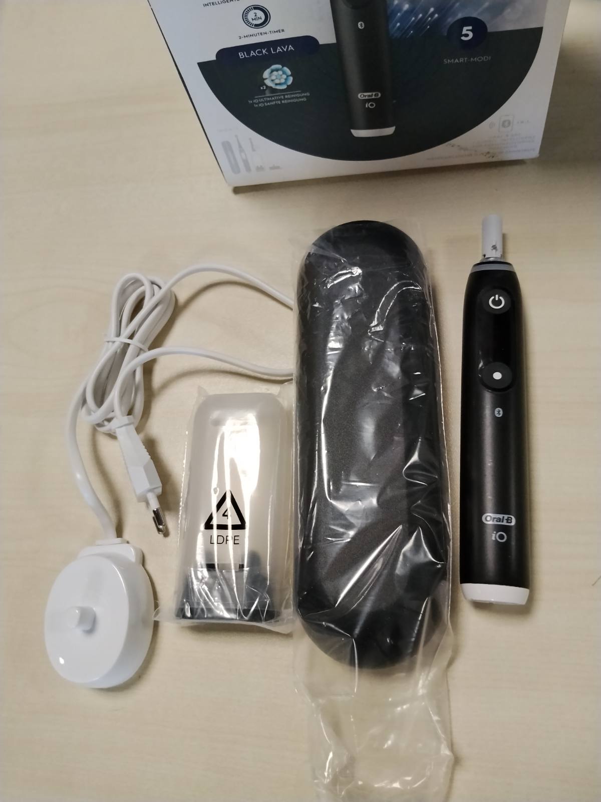 301585 - ORAL-B Furçë dhëmbësh elektrike iO Seria 6, e zezë, përfshin 2 koka furçe, kuti udhëtimi, 5 mënyra pastrimi, e projektuar nga Braun