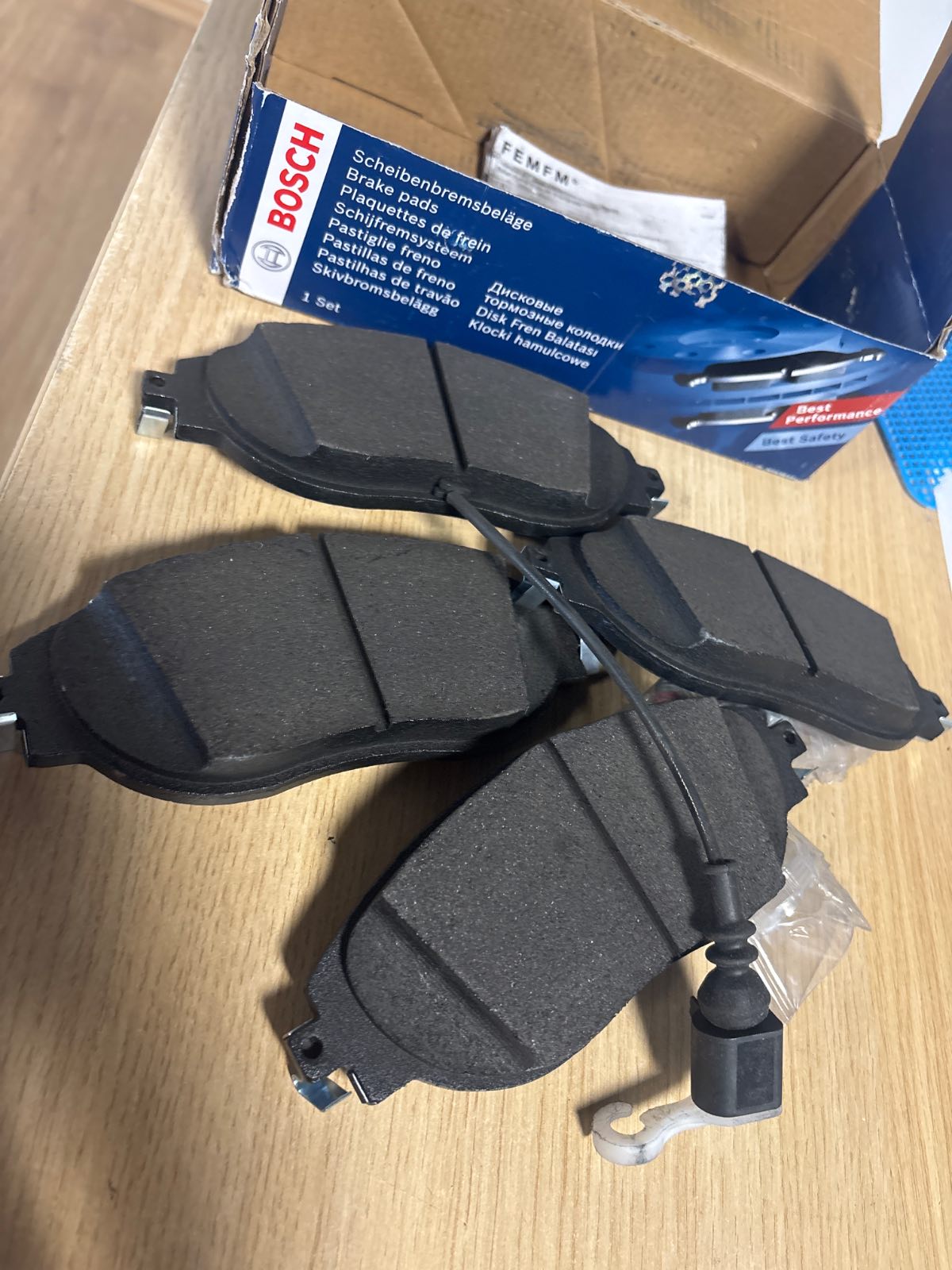 292514 - BOSCH Disqe freni BP1699, Cilësia Bosch, Reduktim i zhurmës dhe pluhurit, I çertifikuar ECE-R90, 1 pako me 4 disqe, Pa bakër, Me aksesorë