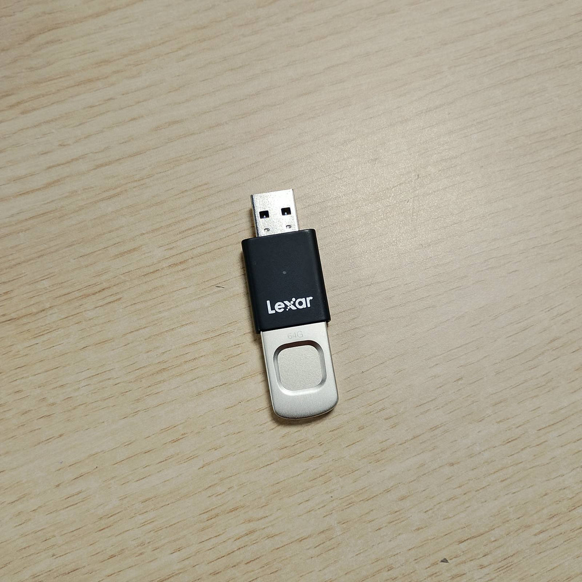 319780 - LEXAR JumpDrive 64GB, USB 3.0, 300MB/s lexim, 150MB/s shkrim, 10 ID të gjurmëve të gishtave