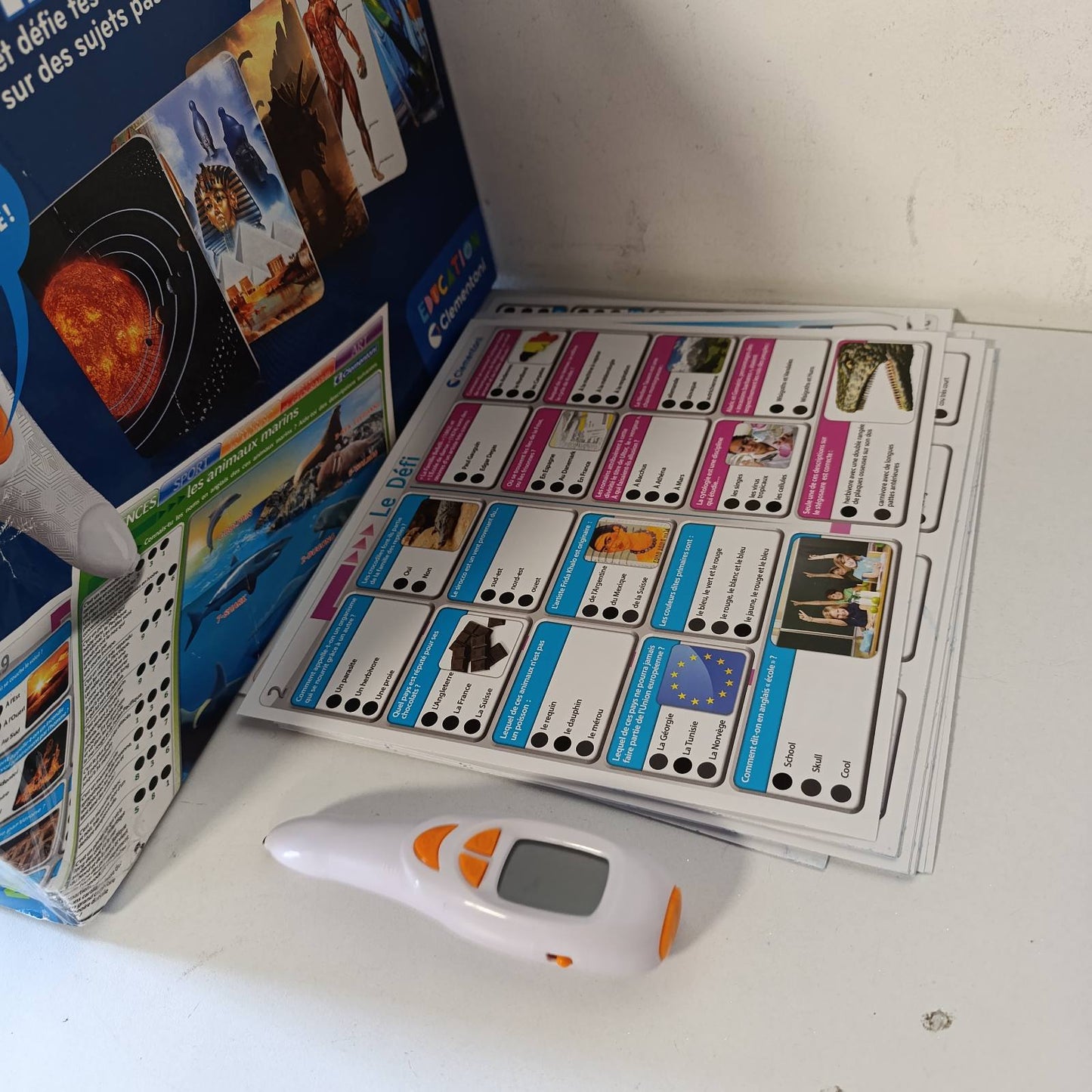 294068 - CLEMENTONI | SFIDA E NJOHURIVE KRYESORE | FËMIJË 6–10 VJEÇ | LOJË EDUKATIVE | KUIZ EDUKATIV ME STILOLAPS QË FLET | 1000+ PYETJE | 4 MËNYRA | AKTIVITET INTERAKTIV PËR LOJTARË TË VETËM OSE 2 LOJTARË | KULTURË