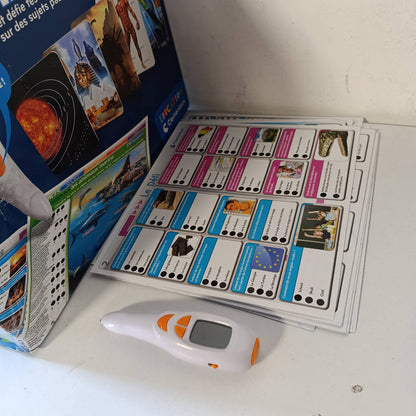 294068 - CLEMENTONI | SFIDA E NJOHURIVE KRYESORE | FËMIJË 6–10 VJEÇ | LOJË EDUKATIVE | KUIZ EDUKATIV ME STILOLAPS QË FLET | 1000+ PYETJE | 4 MËNYRA | AKTIVITET INTERAKTIV PËR LOJTARË TË VETËM OSE 2 LOJTARË | KULTURË