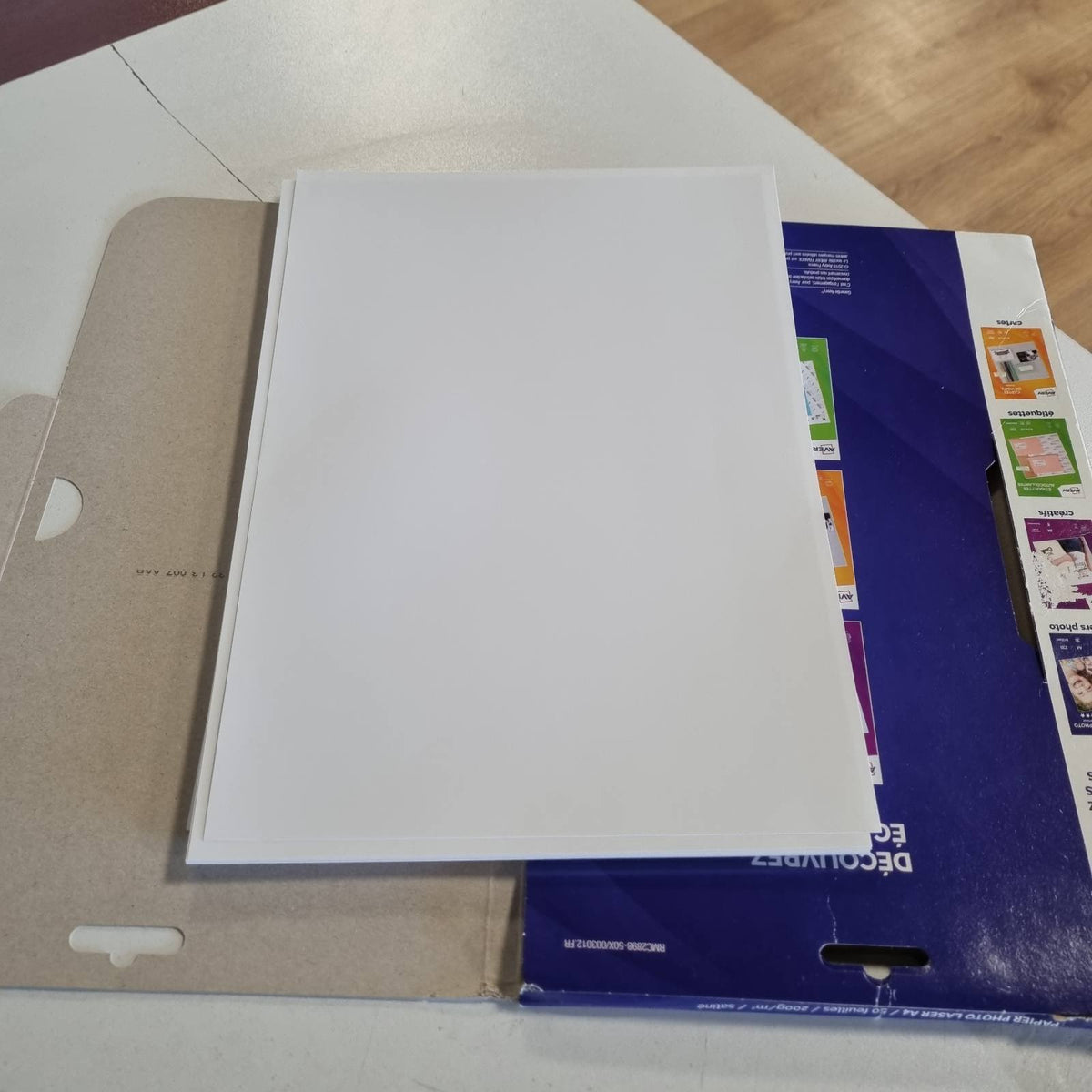 296290 - AVERY Letër A4 200gsm me shkëlqim - 50 fletë - Letër fotografike A4 me shkëlqim - Laser, tharje e menjëhershme, e çertifikuar FSC