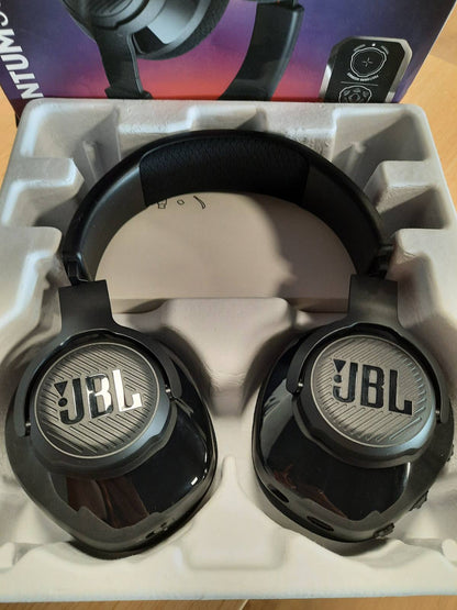 276301 - JBL Kufje për Lojëra Quantum 360, pa tel, lidhje 2.4 GHz/Bluetooth, jetëgjatësi baterie 22 orë, mikrofon i shkëputshëm, ngjyra e zezë