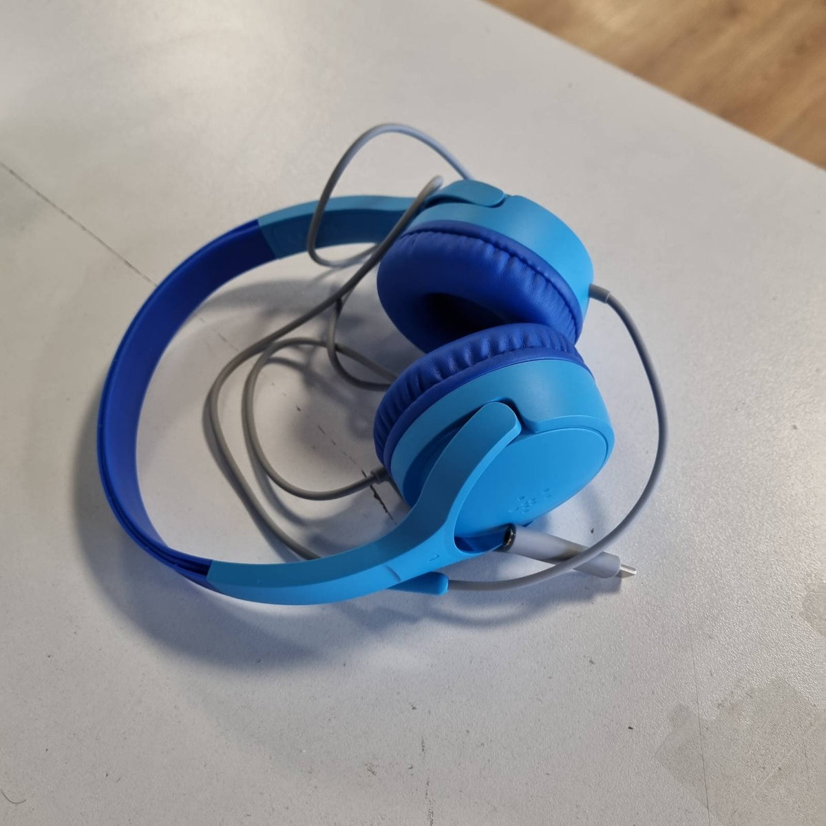 296043 - KUFJE BELKIN SOUNDFORM MINI PËR FËMIJË ME TEL, KONEKTOR USB-C DHE 3.5 MM, MIKROFON DHE NGJITËSE, VËLLIM MAKSIMAL 85DB, PËR MËSIM ONLINE, UDHËTIM, IPHONE, IPAD, GALAXY - BLU