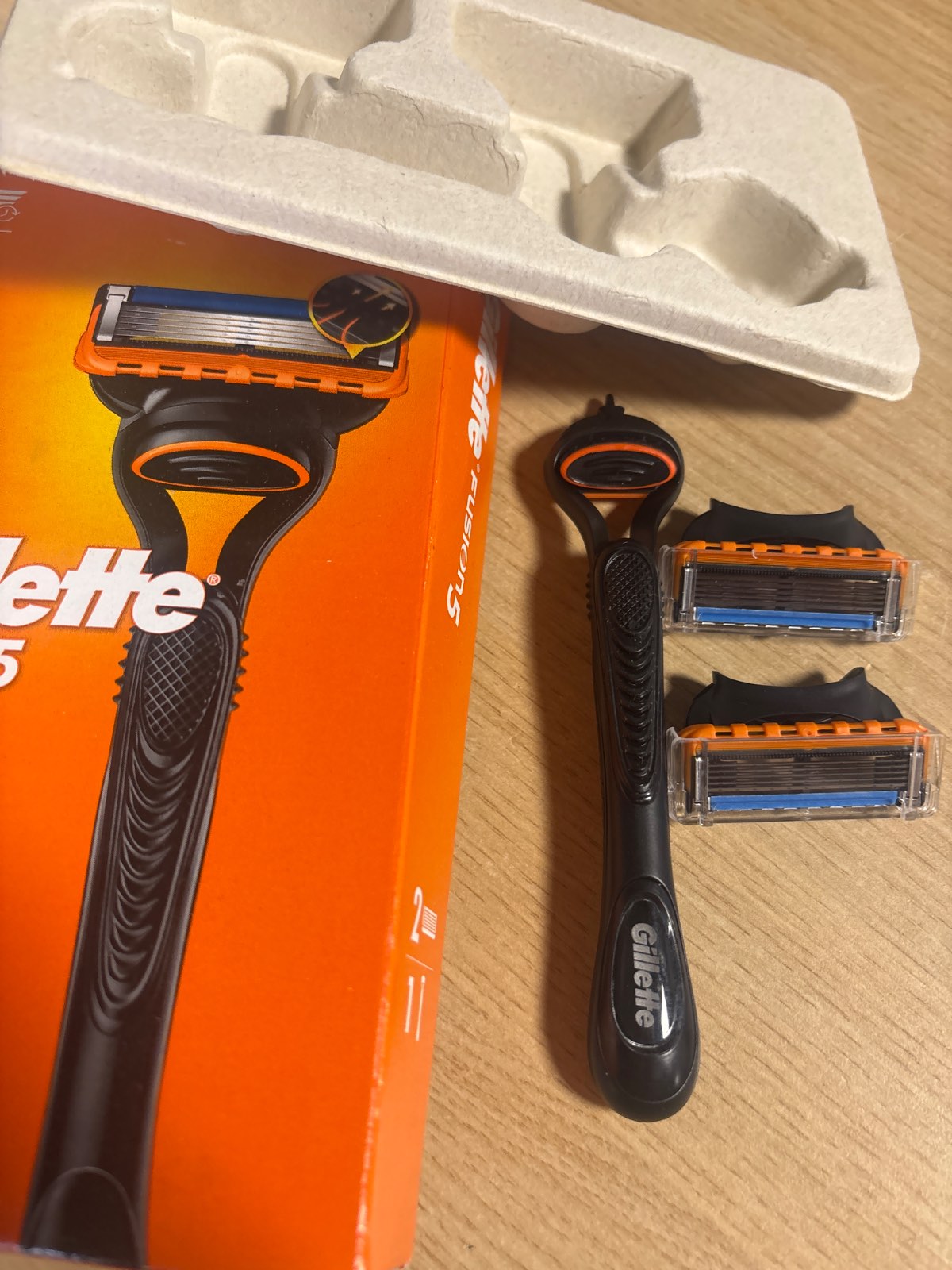 301061 - GILLETTE Brisk për meshkuj Fusion5, dorezë dhe 2 fishekë me 5 tehe çeliku inox, shirit lubrifikues, 1 mbushje për 20 rruajtje