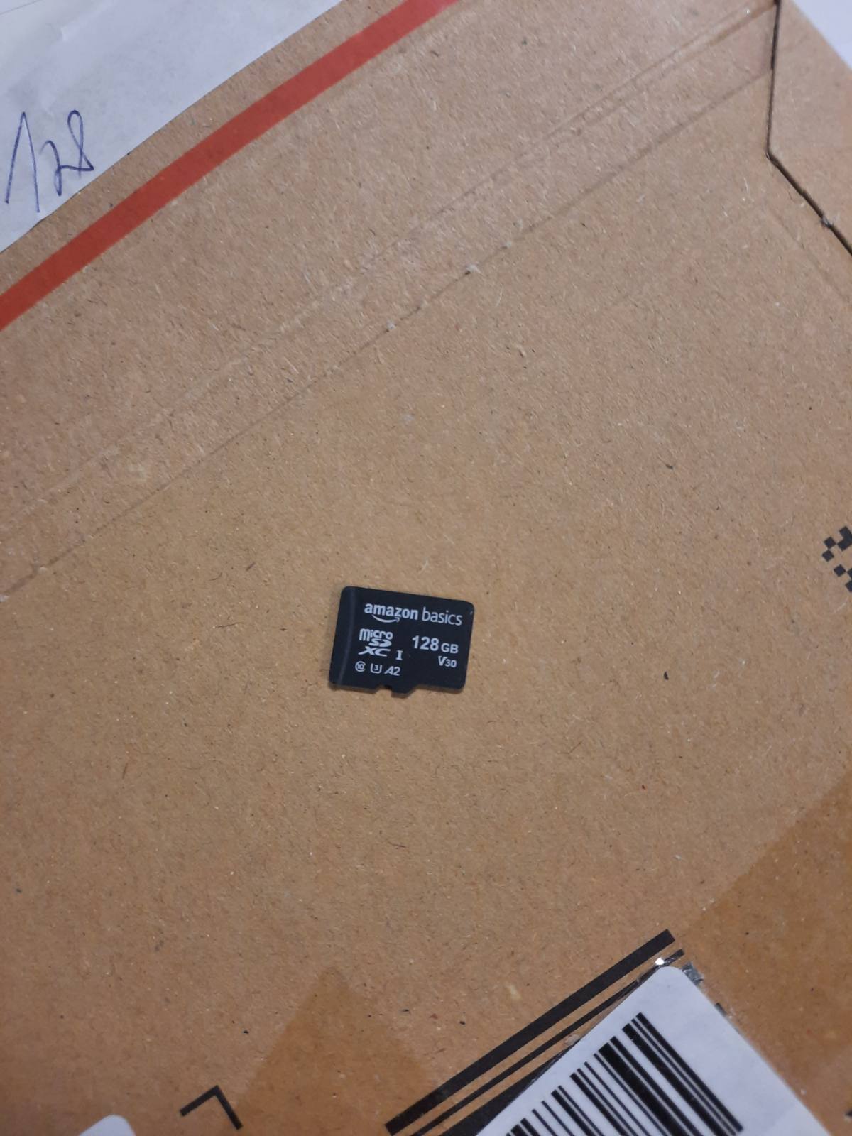 319789 - AMAZON BASICS Kartë memorieje microSDXC me madhësi të plotë me adaptor, A2, U3, shpejtësi leximi deri në 100 MB/s, 128 GB, ngjyrë e zezë