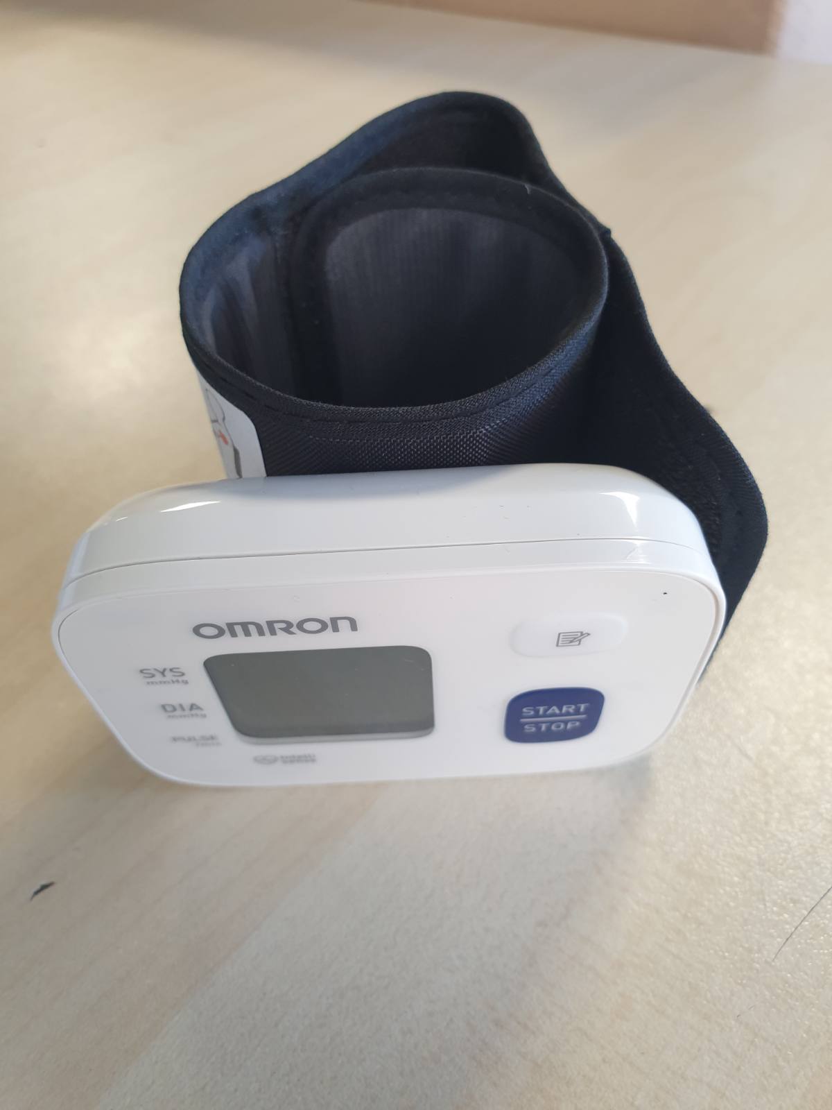 275249 - OMRON Monitor dixhital i tensionit të gjakut për kyçin e dorës RS1, i validuar klinikisht, manshetë 13.5-21.5 cm, matje e saktë
