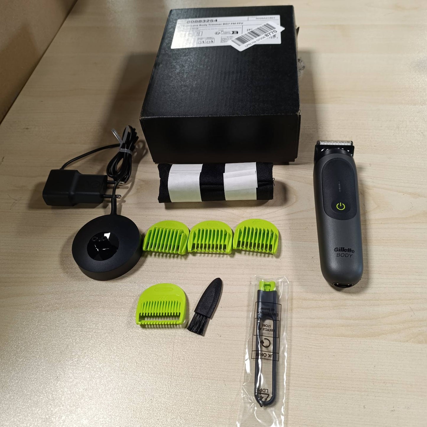 274891 - GILLETTE Makinë rroje Labs i7 Body + Intime Trimmer për Burra, e zezë/jeshile, e papërshkueshme nga uji, përfshin dritë LED, mbajtëse dushi dhe mbështetëse karikimi