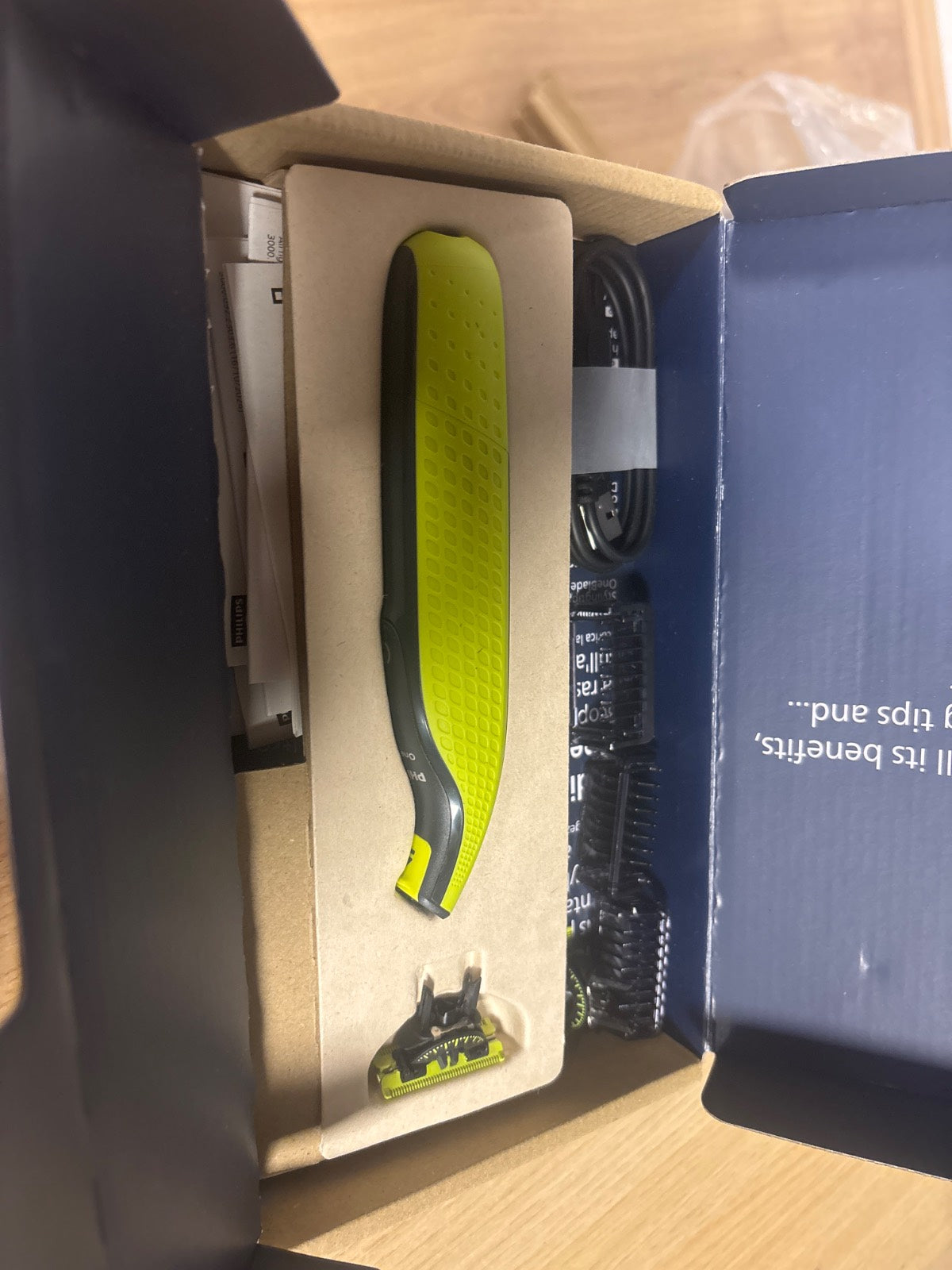 275170 - PHILIPS OneBlade 360 Fytyrë, Makinë rroje dhe prerëse elektrike, 2 tehe 360, 3 aksesorë shkurtimi (1/3/5 mm), rroje e lagësht dhe e thatë, USB e rikarikueshme, për fytyrën (QP2724/31).