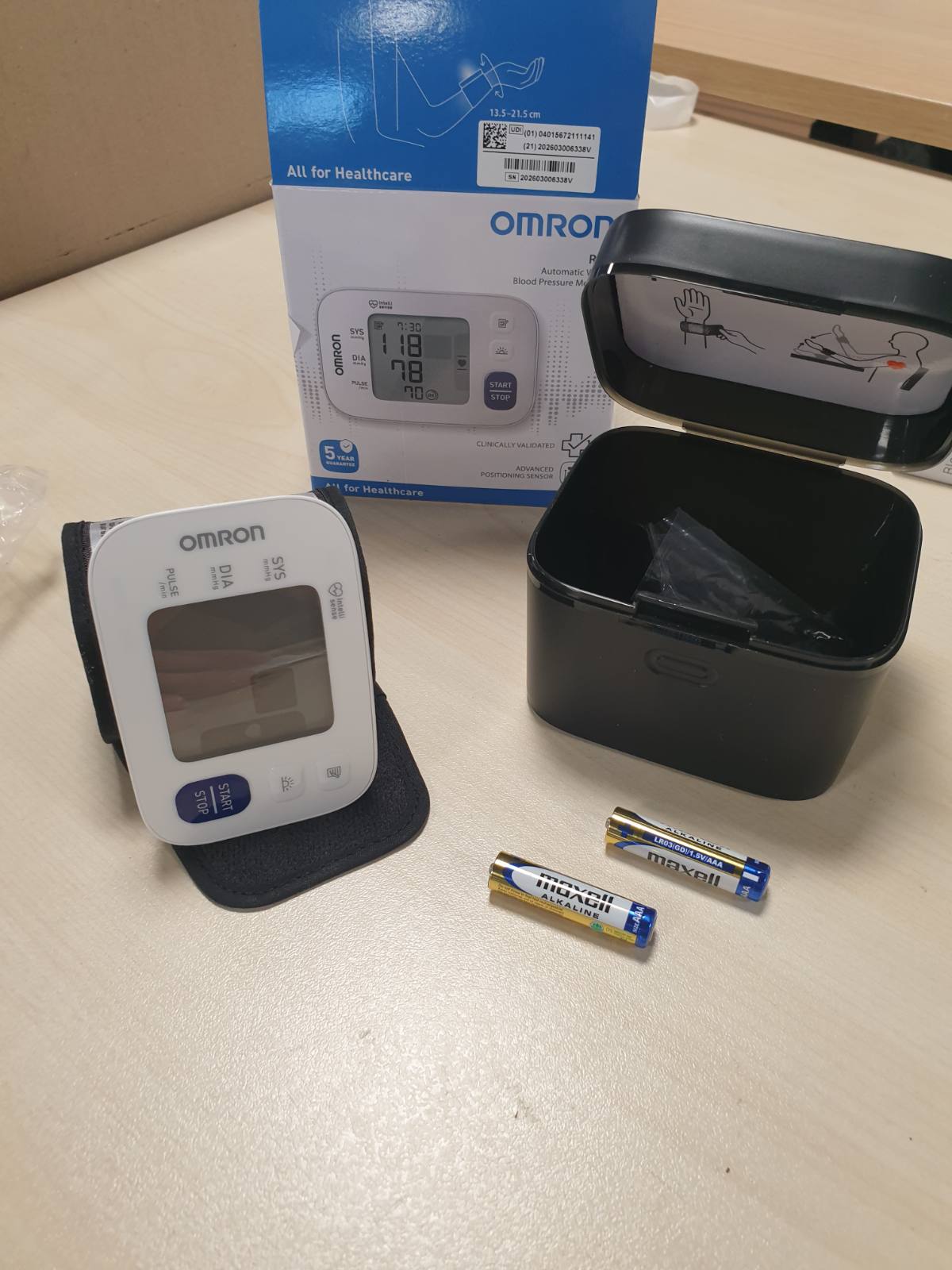 275193 - OMRON Monitor automatik i tensionit të gjakut për kyçin e dorës RS4, i validuar klinikisht, me memorie, sensor pozicionimi, kontroll i përshtatshmërisë së manshetës