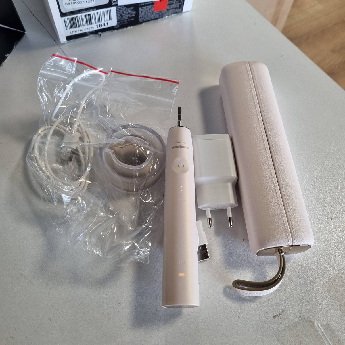 302687 - PHILIPS Sonicare DiamondClean Prestige 9900 - furçë dhëmbësh elektrike me 1 kokë furçe A3 Premium, kuti karikimi, ngjyrë perle (modeli HX9992/11)