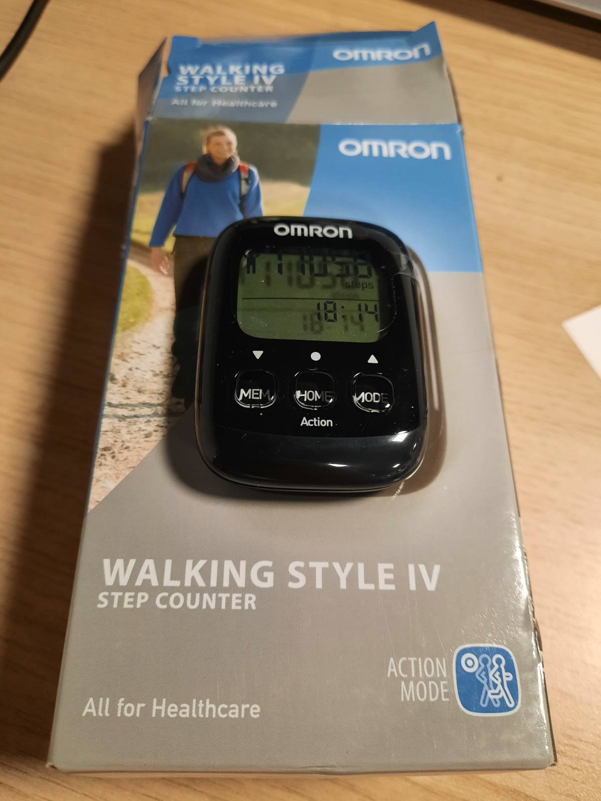275195 - OMRON Pedometër Walking Style IV, i zi, sensor 3D, mat hapat, distancën dhe kaloritë; me memorie, modalitet veprimi, ekran të madh