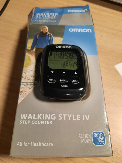 275195 - OMRON Pedometër Walking Style IV, i zi, sensor 3D, mat hapat, distancën dhe kaloritë; me memorie, modalitet veprimi, ekran të madh
