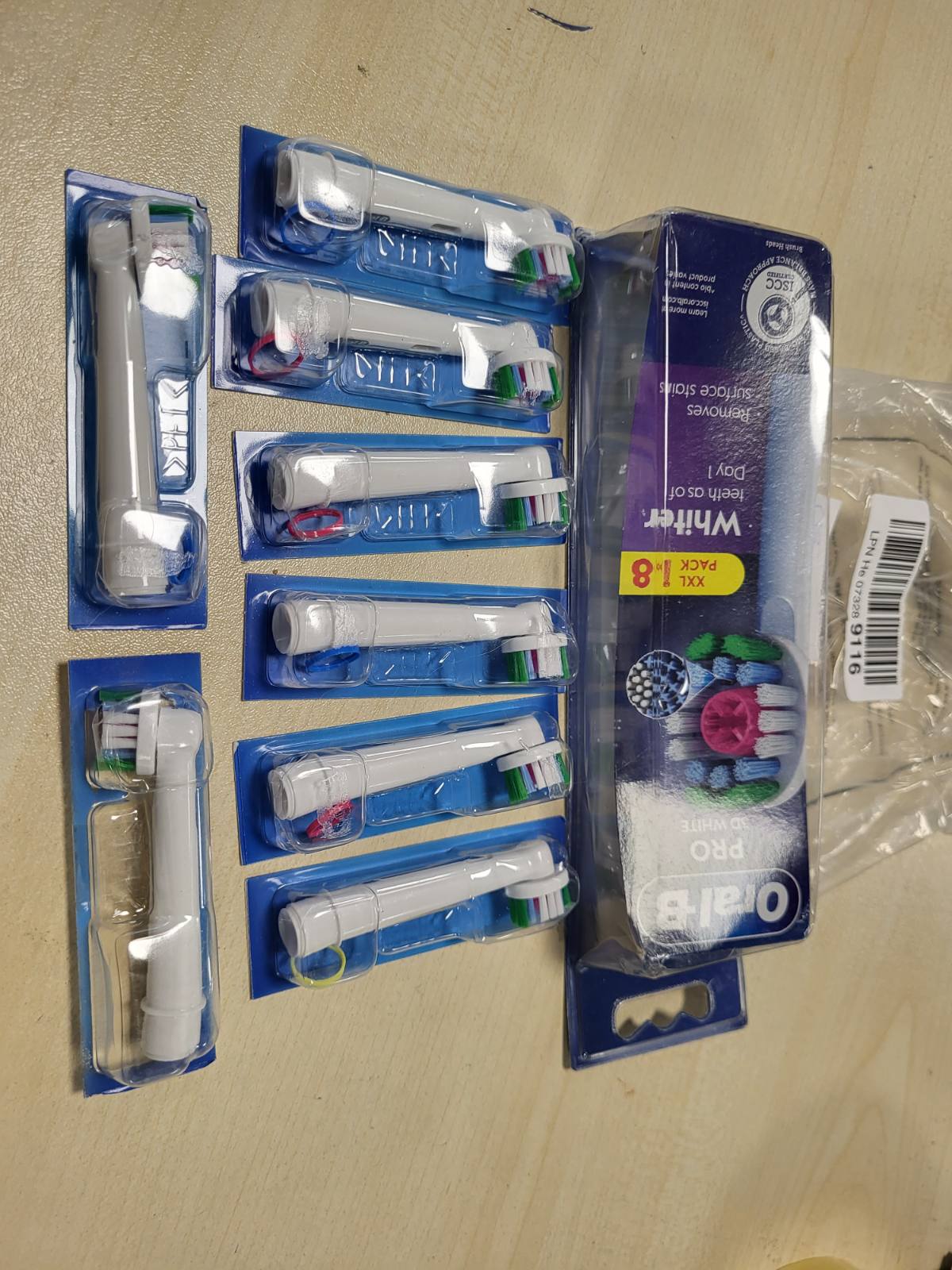 275124 - ORAL-B Koka Furçash Zëvendësuese 3D White, Pako me 8, të Bardha – Mbushëse Furçash Dhëmbësh Elektrike Pro, Zbardhuese me Kupë Lustruese