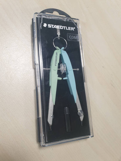 268999 - STAEDTLER Busull Mars Comfort, udhëzues boshti, bosht qendror, jeshile pastel dhe blu pastel, kuti e fortë me kapak, 556 00-PA1