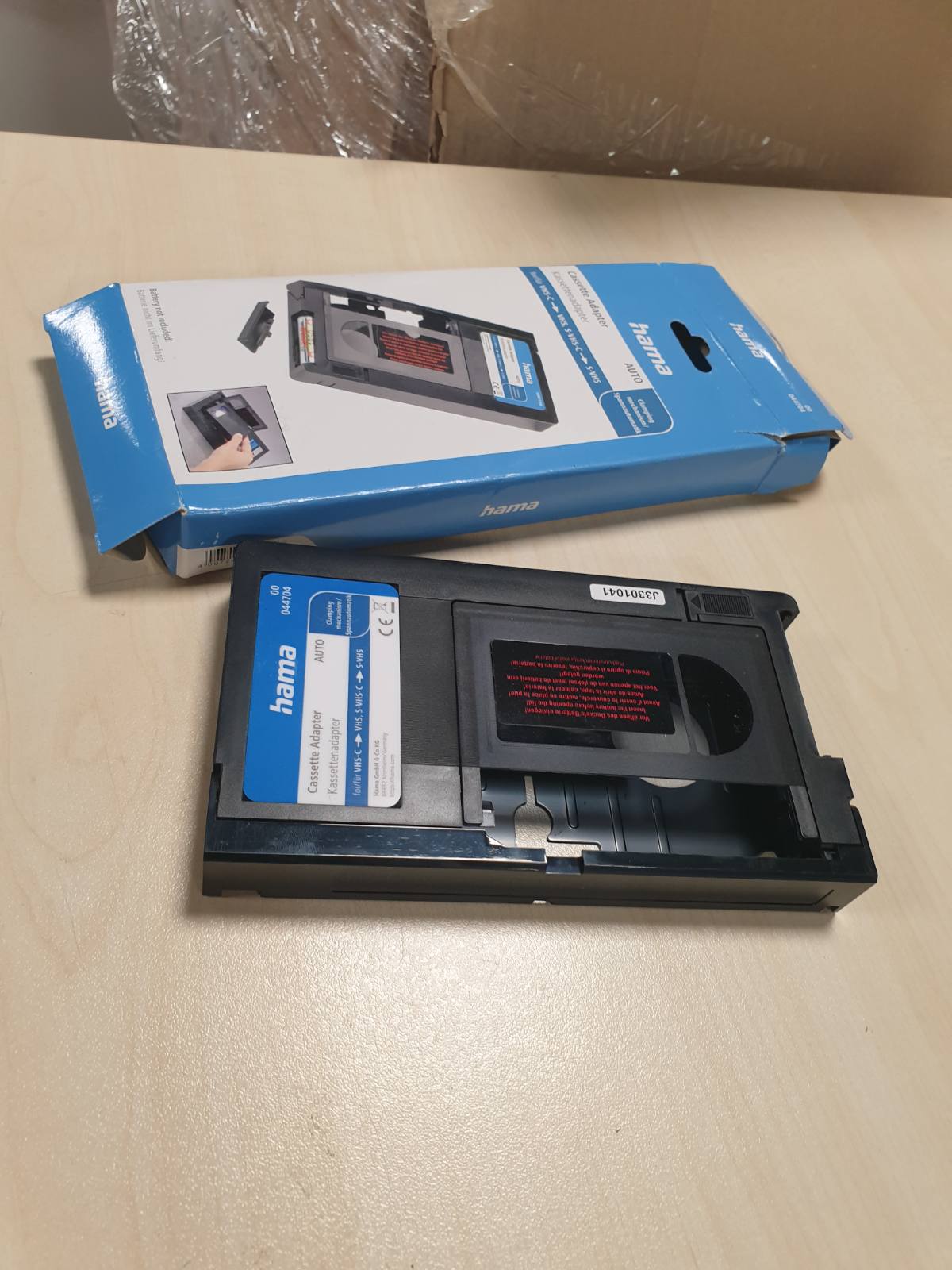 273387 - HAMA Përshtatës kasete VHS-C/VHS (Konvertues video VHS-C në VHS, Përshtatës kasete me motor për VCR, 6 mm, Jo i pajtueshëm me 8 mm/MiniDV/Hi8) i zi