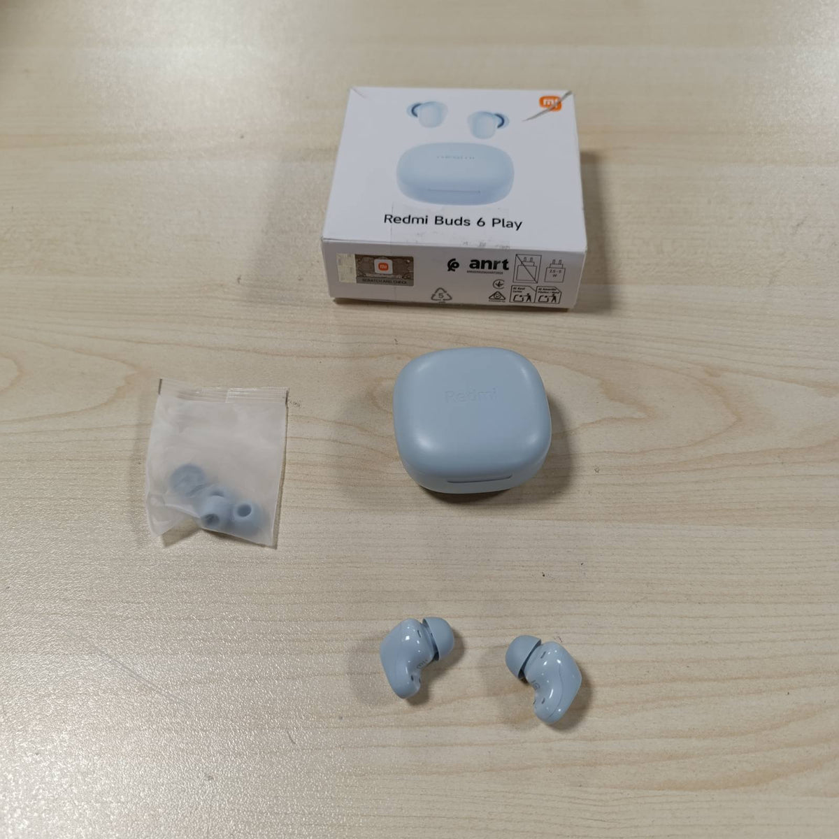 320448 - REDMI - Buds 6 Play - Kufje në vesh, jetëgjatësi baterie 36 orë, altoparlantë dinamikë 10 mm, anulim zhurme AI, Bluetooth 5.4, karikim i shpejtë