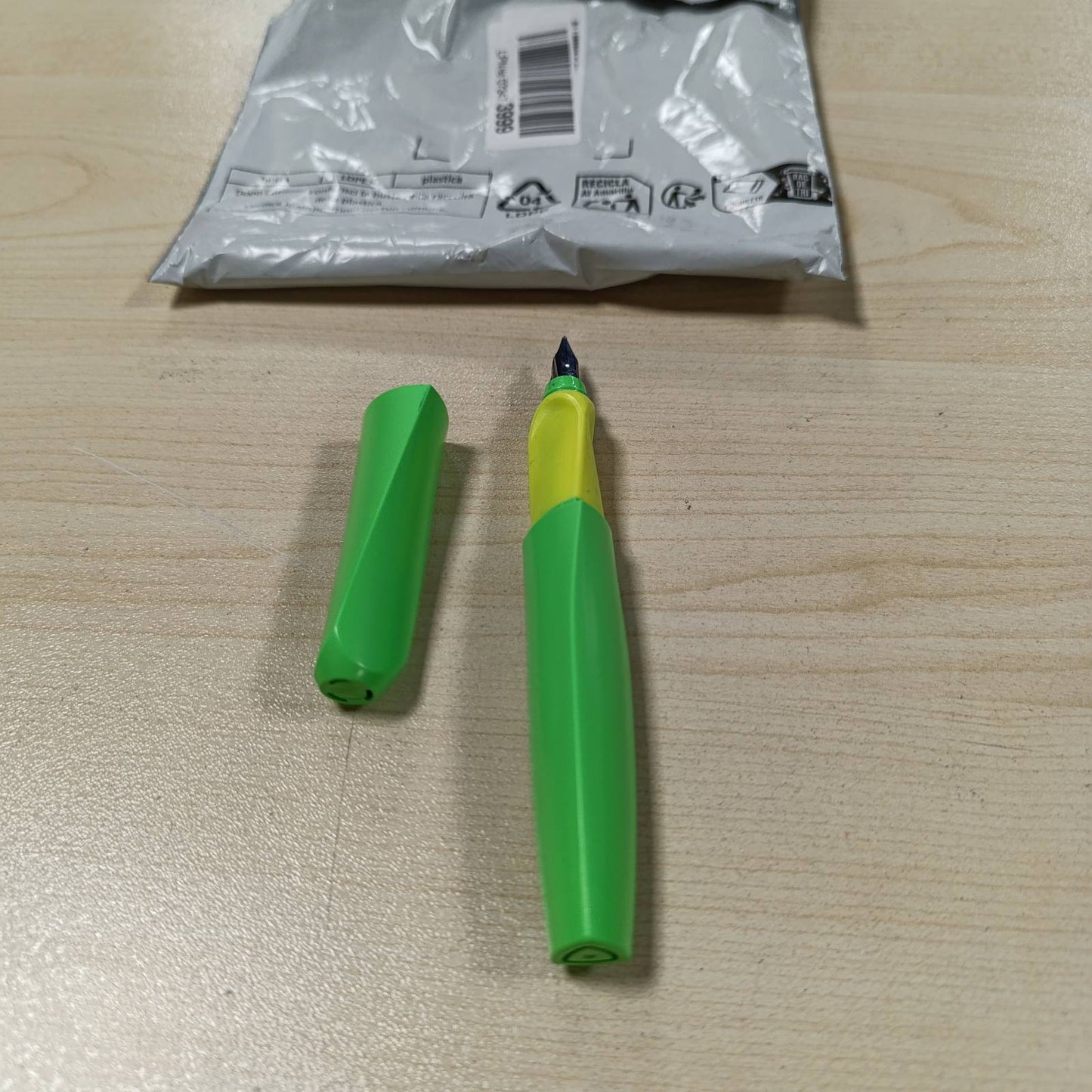 274423 - PELIKAN Stilograf Twist, Majë Çeliku Inox, Gjerësi e Mesme, 2 Fishekë Boje, Jeshile Neoni