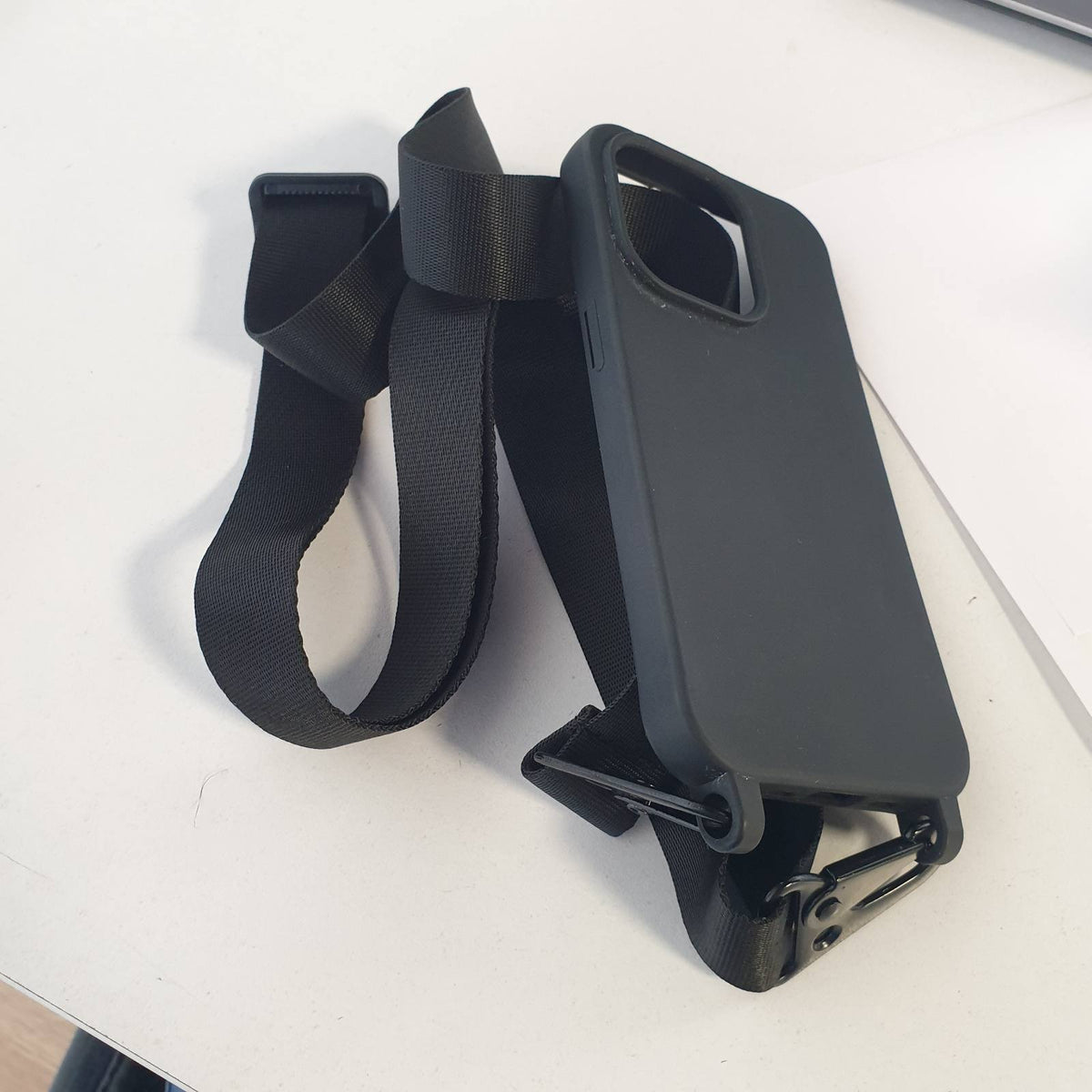 310241 - JRKVNIV Mbulesë për iPhone 15 Pro me kordon, litar i rregullueshëm, silikoni TPU, rezistente ndaj goditjeve, e zezë