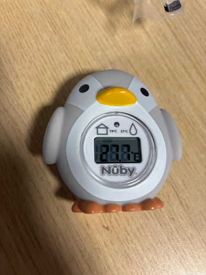 290233 - NUBY TERMOMETËR BANJOJE FOSHNJE, FORMË PINGUINI, PA BPA, GRI, PËRSHTATSHËM NGA 0 MUJASH
