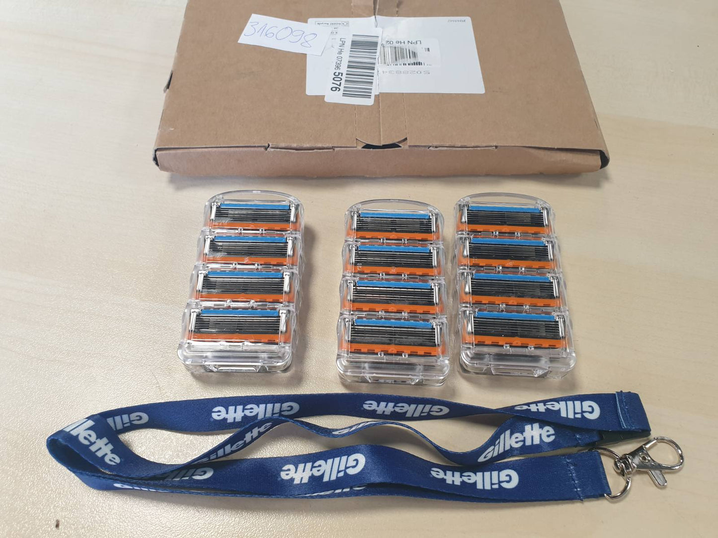 316098 - GILLETTE Brisqe rroje Fusion 5 për meshkuj, pako me 12 copë, 1 teh zëvendësues që zgjat deri në 20 rruajtje