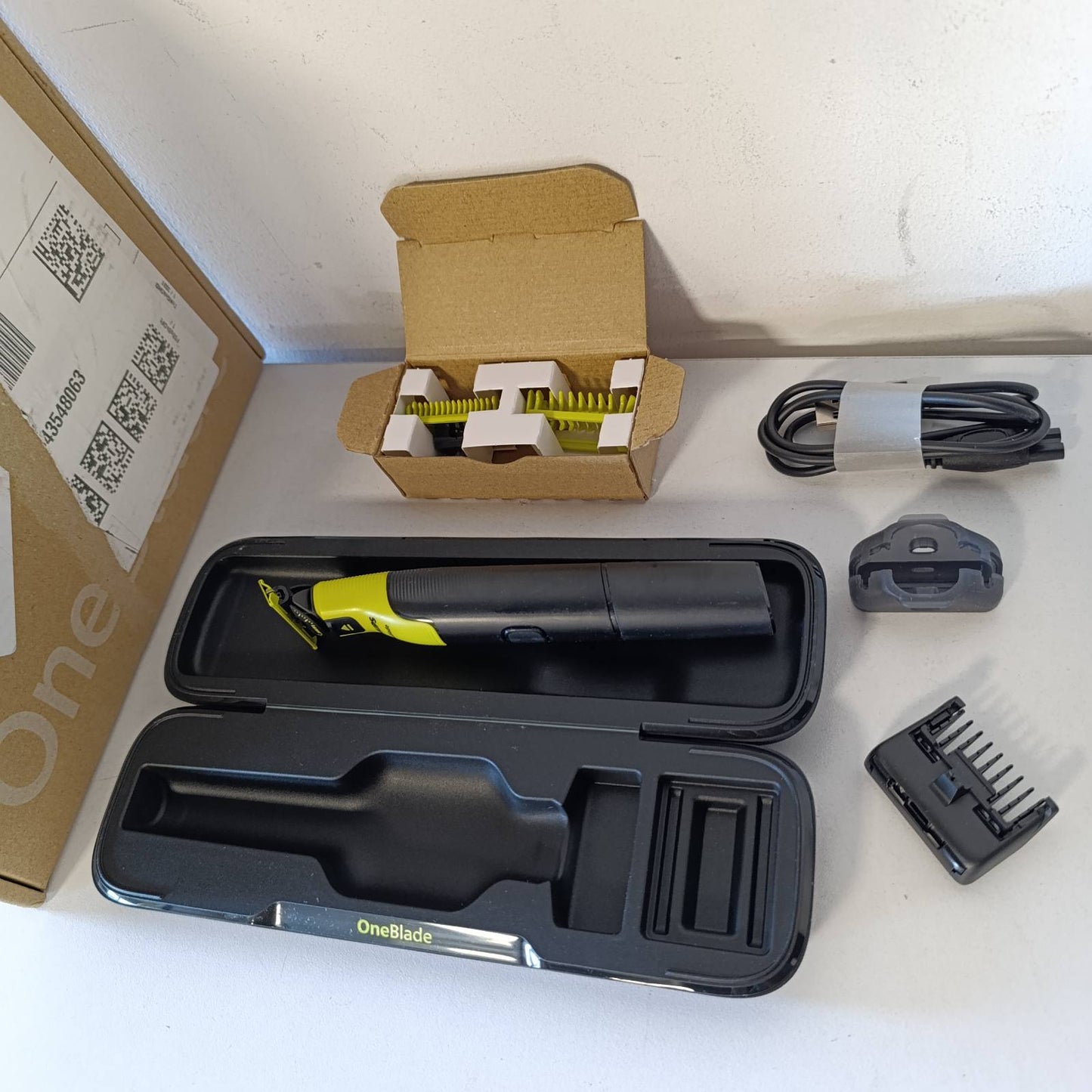 274965 - PHILIPS OneBlade 360 Fytyrë & Body Makinë Elektrike për Shkurtimin e Mjekrës, Rrojtore dhe Pastrues Trupi me Teknologji 360, Pajisje Shkurtimi 5-në-1 e Rregullueshme, 1 Kit Trupi, Çantë Udhëtimi, QP4631/65