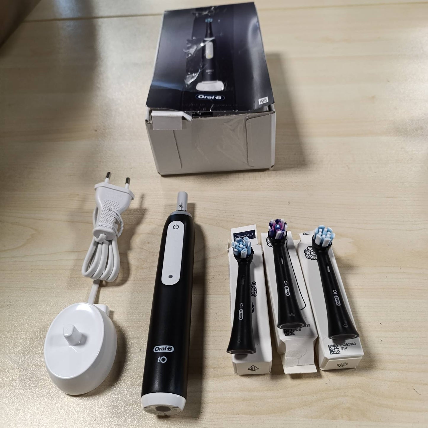 274867 - ORAL-B iO Series 3 Plus Edition, Furçë dhëmbësh elektrike, tre mënyra pastrimi, e zezë mat, projektuar nga Braun.