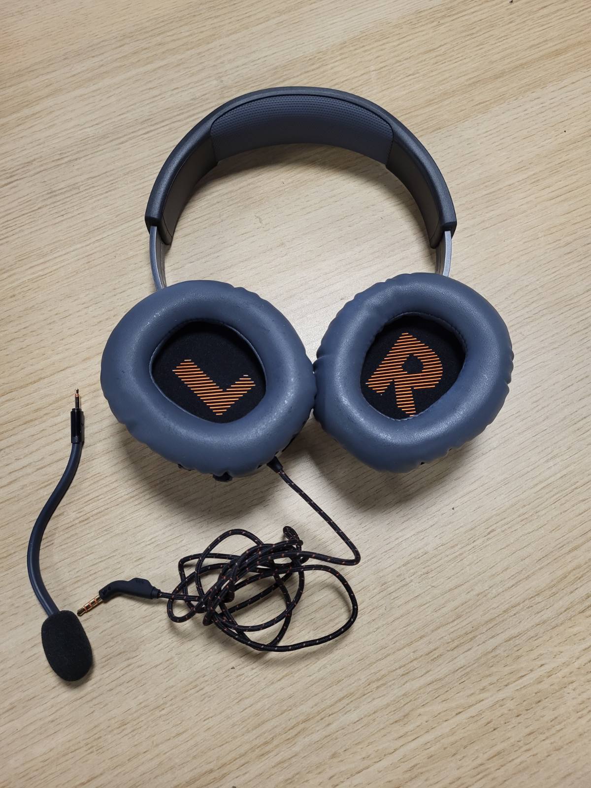 273424 - JBL Quantum 100 Kufje për Lojëra me Mikrofon Boom, të Lehta, të Rehatshme, të Kompatibile me Shumë Platforma, në Ngjyrë të Zezë