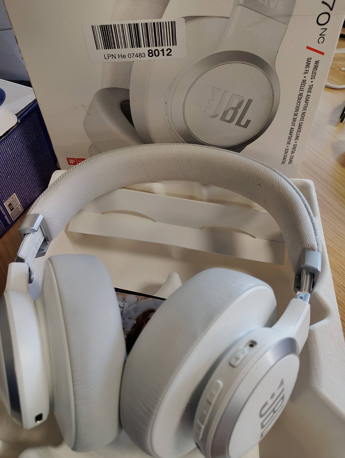 272665 - JBL LIVE 770NC, Kufje Over-Ear, Anulim Adaptiv i Zhurmës, Ambient i Mençur, Jetëgjatësi Baterie deri në 65 Orë, të Bardha