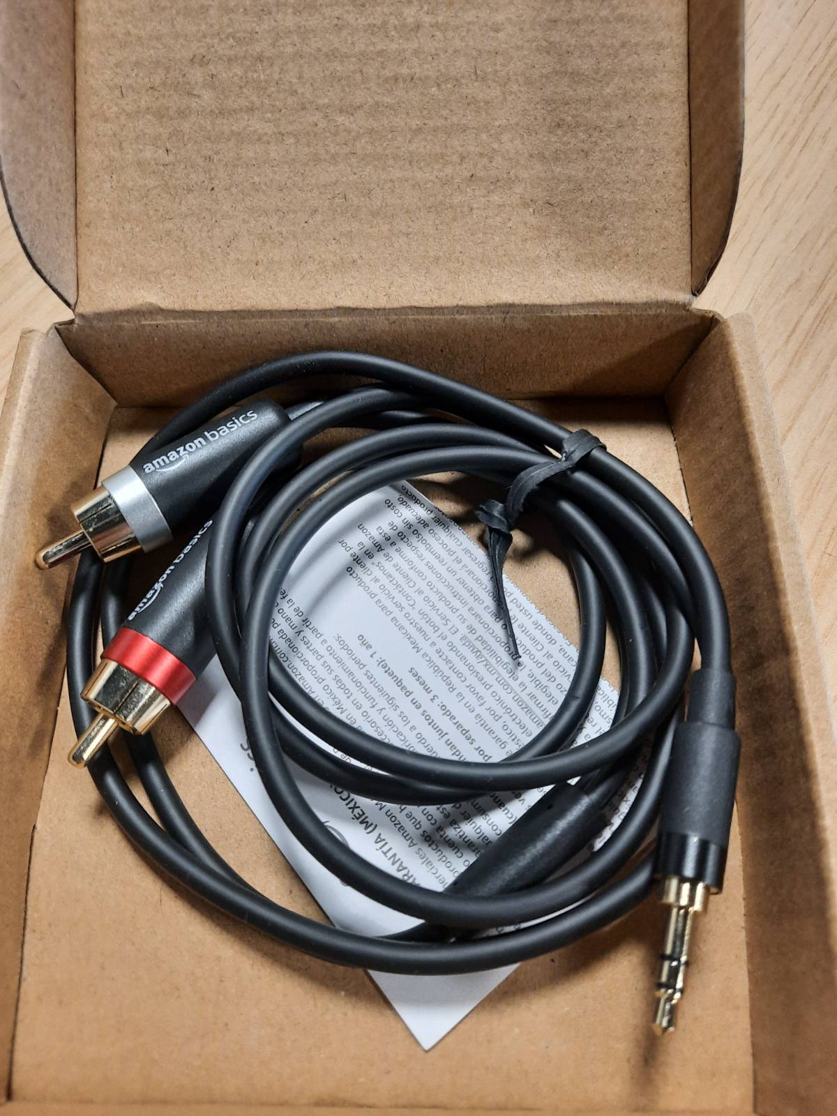274530 - Amazon Basics Kabllo Adaptori Audio 3.5 mm në 2 RCA për Amplifikatorë dhe Altoparlantë Aktivë, 1.2 m, e Zezë