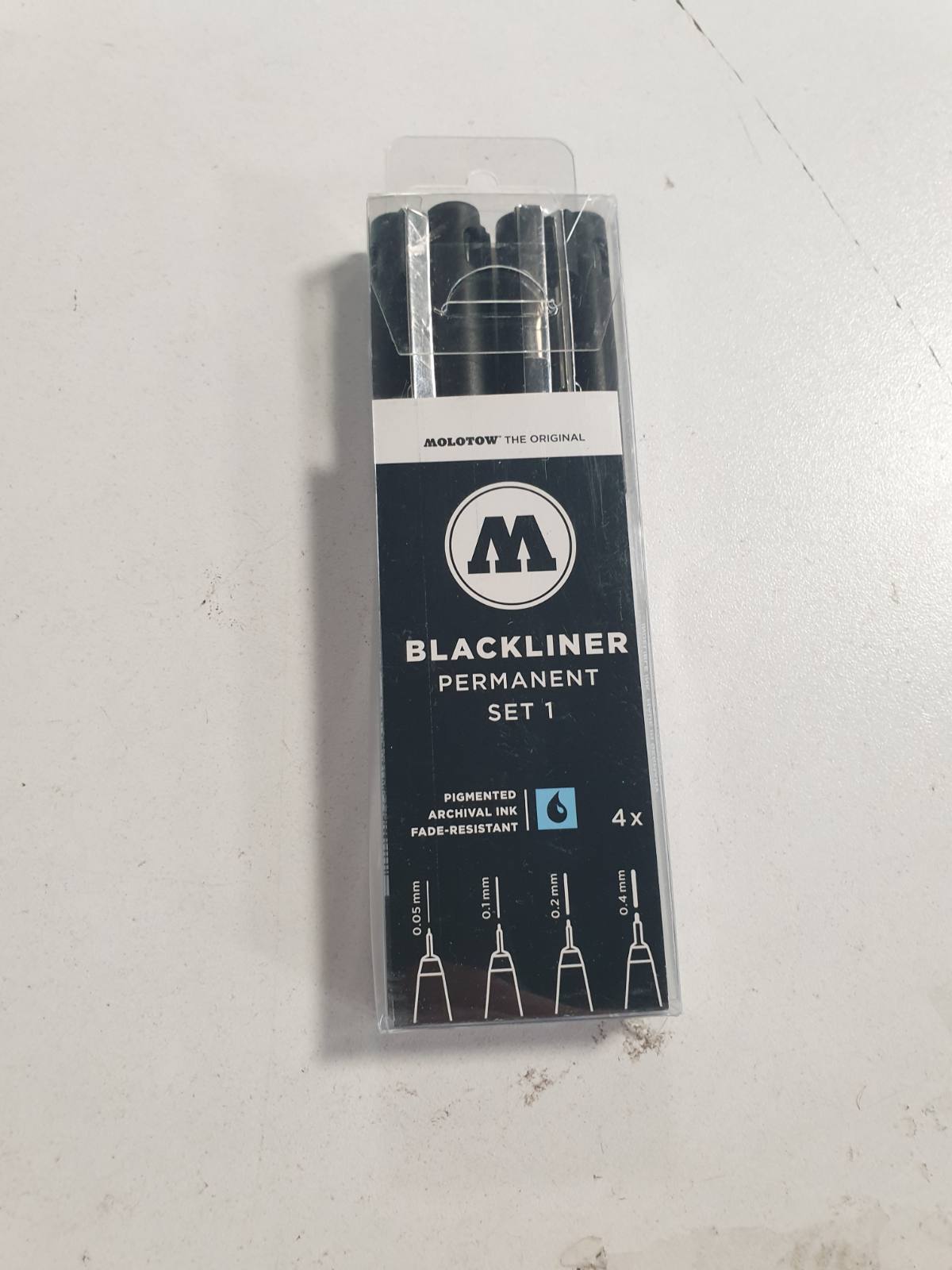 274050 - Molotow Set me 4 stilolapsa Blackliner me majë të hollë, bojë të përhershme dhe të pashlyeshme, gjerësi vije 0.05 deri në 0.4 mm, i zi