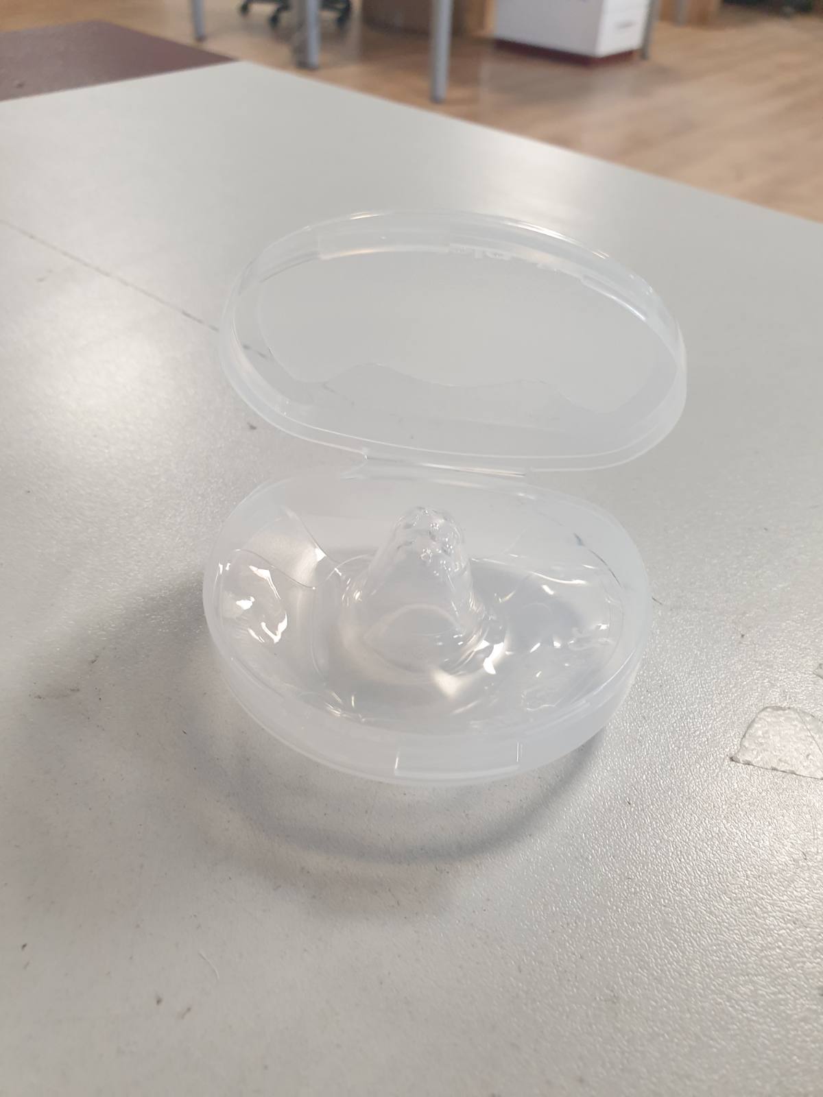 275857 - MEDELA Mbrojtëse për gjoksin Contact prej silikoni, dizajn i butë dhe ultra i hollë, Pa BPA, 1 pako me 2 mburoja (20 mm) dhe kuti ruajtjeje