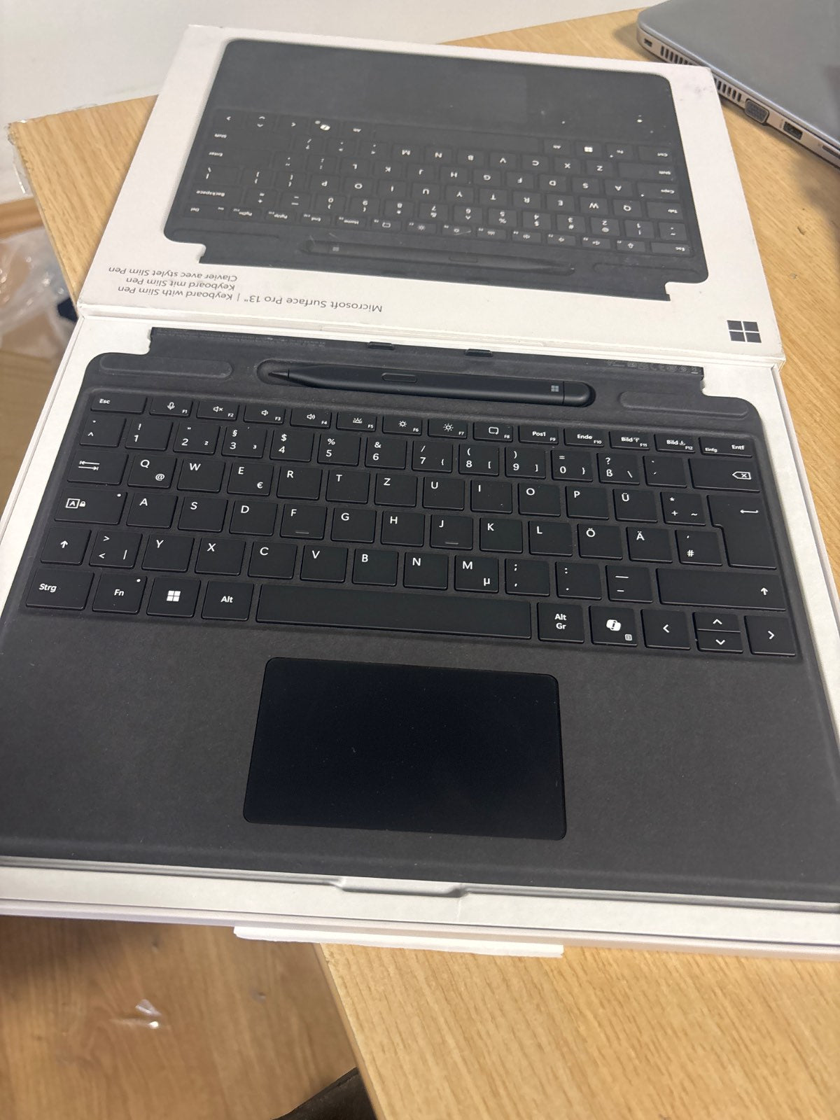272655 - MICROSOFT SURFACE PRO - Tastiera me Surface Slim Pen, E zezë, QWERTZ, Pesha: 0.4 kg