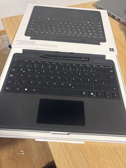 272655 - MICROSOFT SURFACE PRO - Tastiera me Surface Slim Pen, E zezë, QWERTZ, Pesha: 0.4 kg