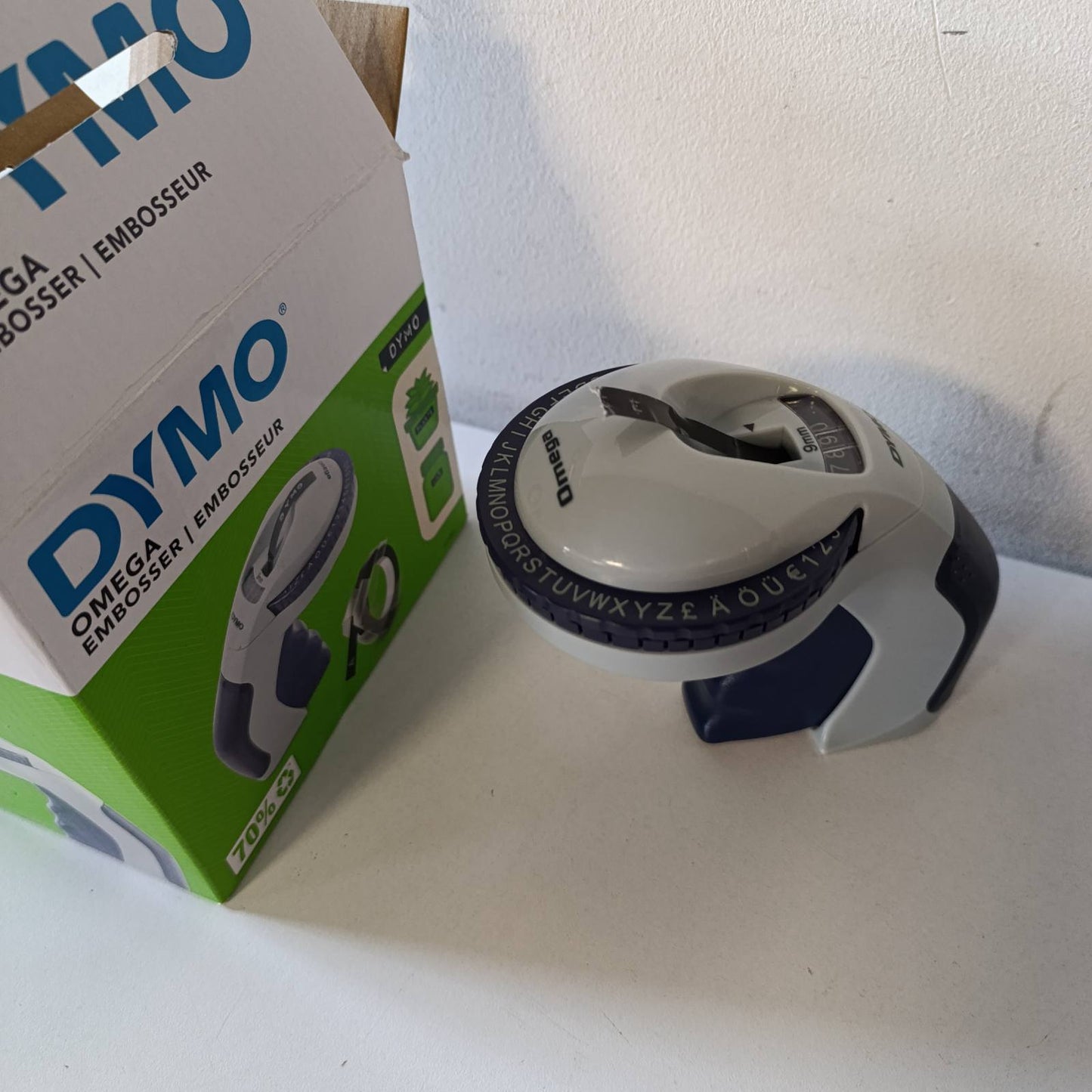 274114 - DYMO Makinë për krijimin e etiketave Omega | Makinë e vogël për krijimin e etiketave me sistem rrotullimi dhe klikimi dhe dizajn ergonomik | Për projekte shtëpiake, artizanale dhe hobi (£/€ÄÖ dhe Ü)